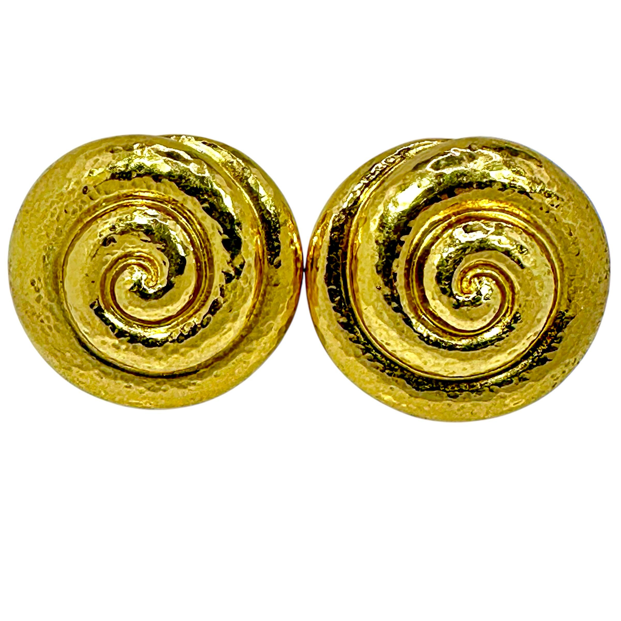 Cette paire de boucles d'oreilles à clip en or jaune 18 carats Elizabeth Gage, entièrement réalisée à la main, est idéale pour une journée ou une soirée décontractée. Ils sont très dimensionnels, avec de profonds sillons définissant le motif de la