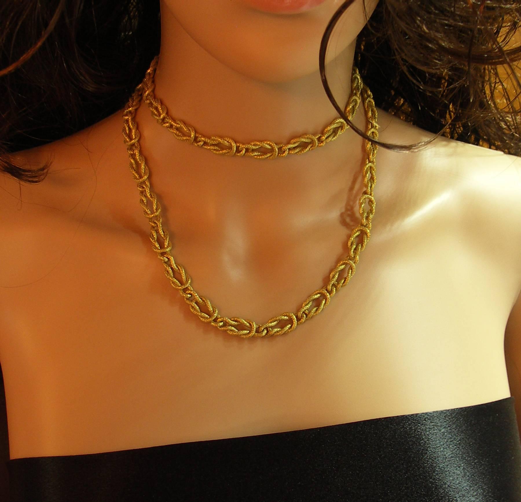 Interlocking Yellow Gold Knot Link Necklace In Excellent Condition In Palm Beach, FL