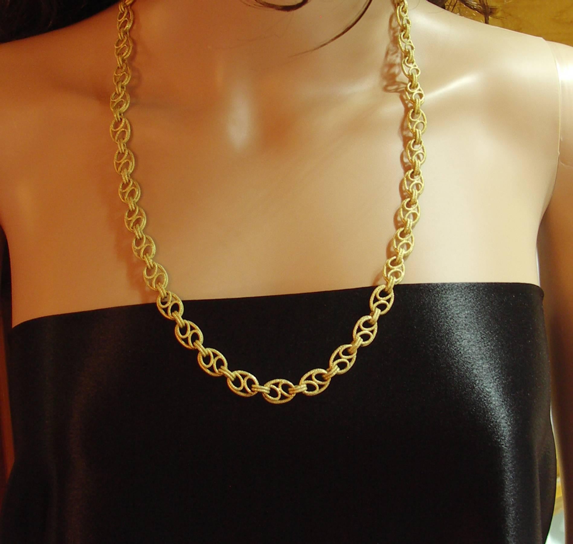Stippled Yellow Gold Link Necklace In Excellent Condition In Palm Beach, FL