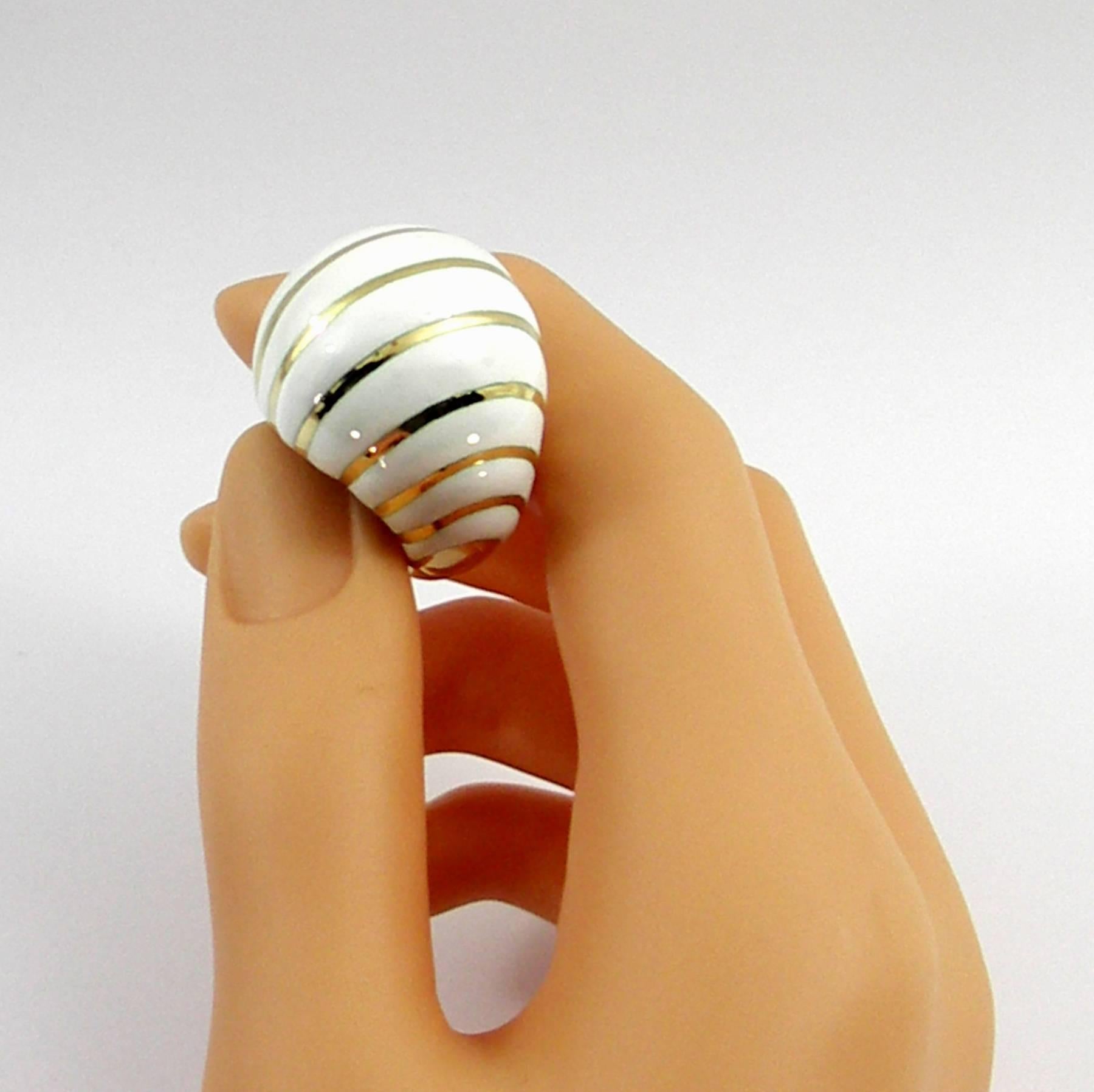 David Webb White Enamel and Yellow Gold Spiral Design Ring In Excellent Condition In Palm Beach, FL