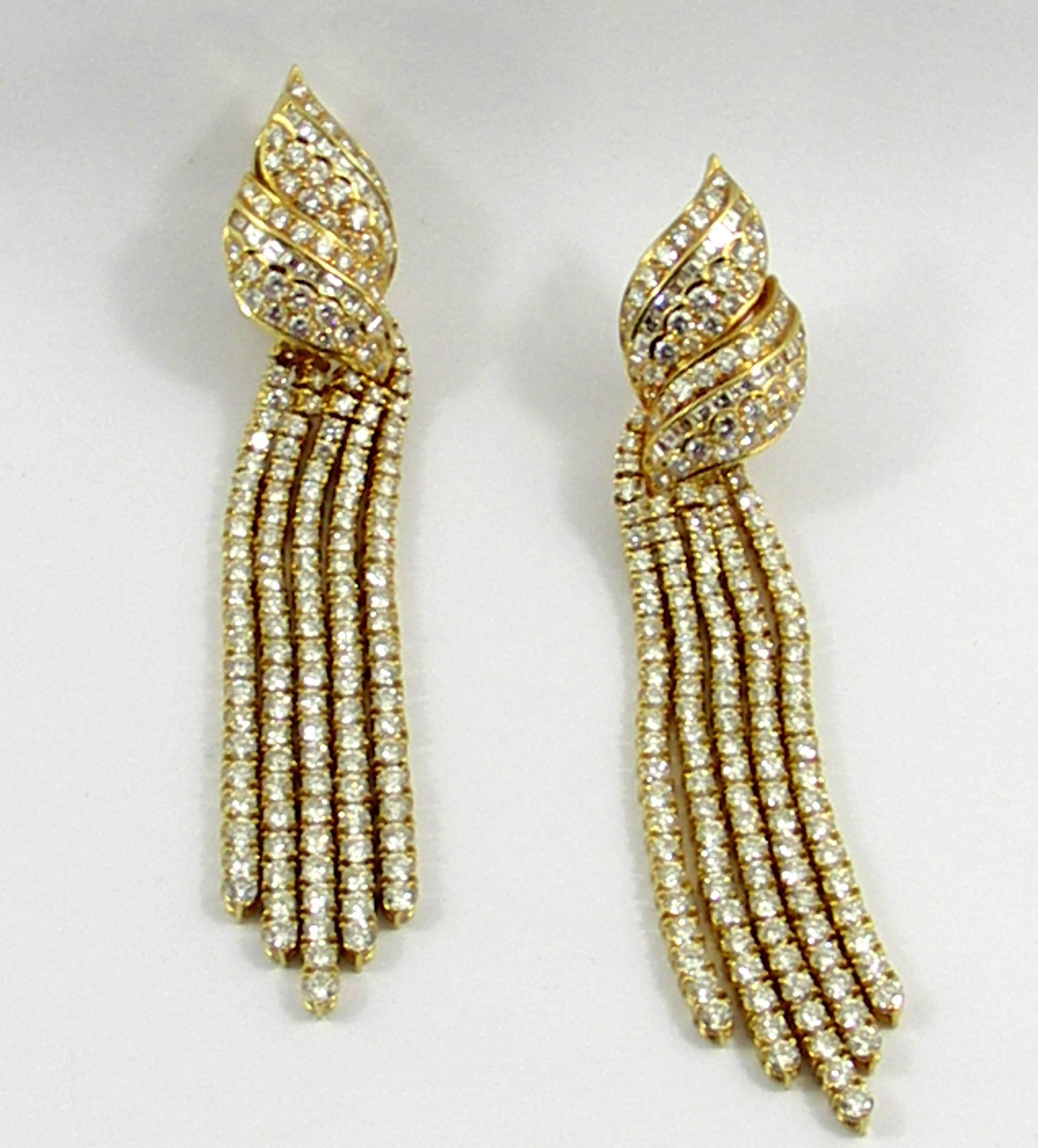Long Hanging Gold and Diamond Earring In Excellent Condition In Palm Beach, FL