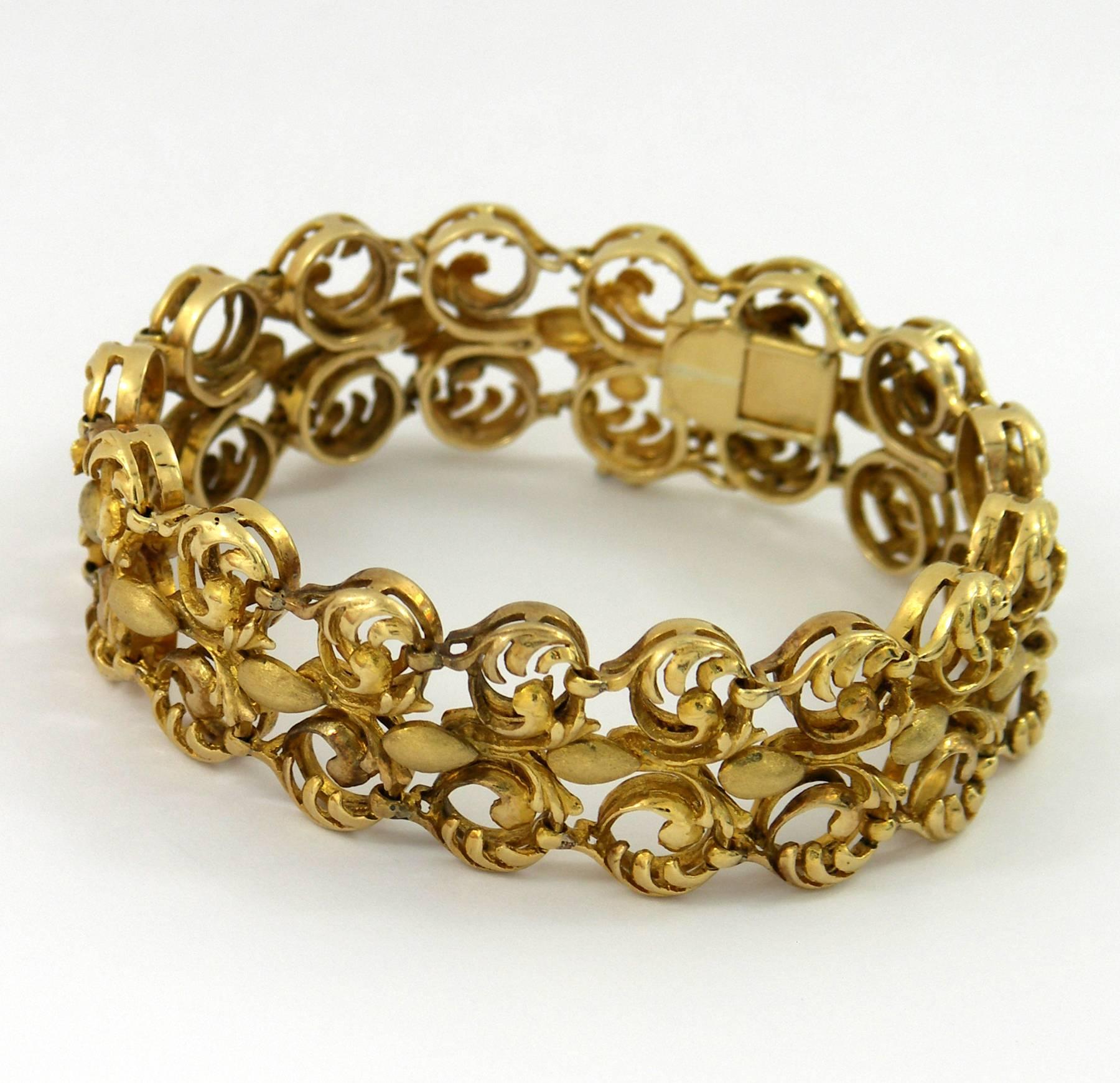 Gold Floral Design Link Bracelet In Excellent Condition In Palm Beach, FL