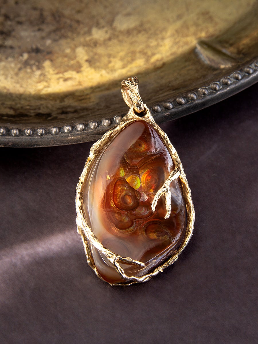 Non taillé Pendentif en or avec agate de feu et pierre naturelle mexicaine volcanique rouge brunâtre, unisexe en vente