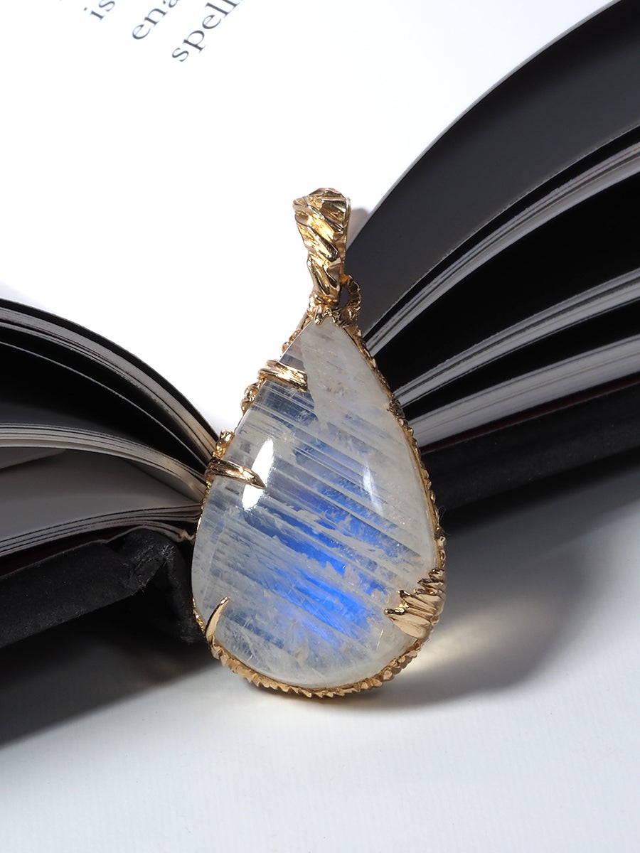 14K yellow gold pendant with natural Moonstone
moonstone origin - Sri-Lanka
stone measurements - 0.39 x 0.71 x 1.02 in / 10 х 18 х 26 mm
stone weight - 25.3 carats
pendant length - 1.22 in / 31 mm
pendant weight - 8.06 grams

Ribbons collection


We