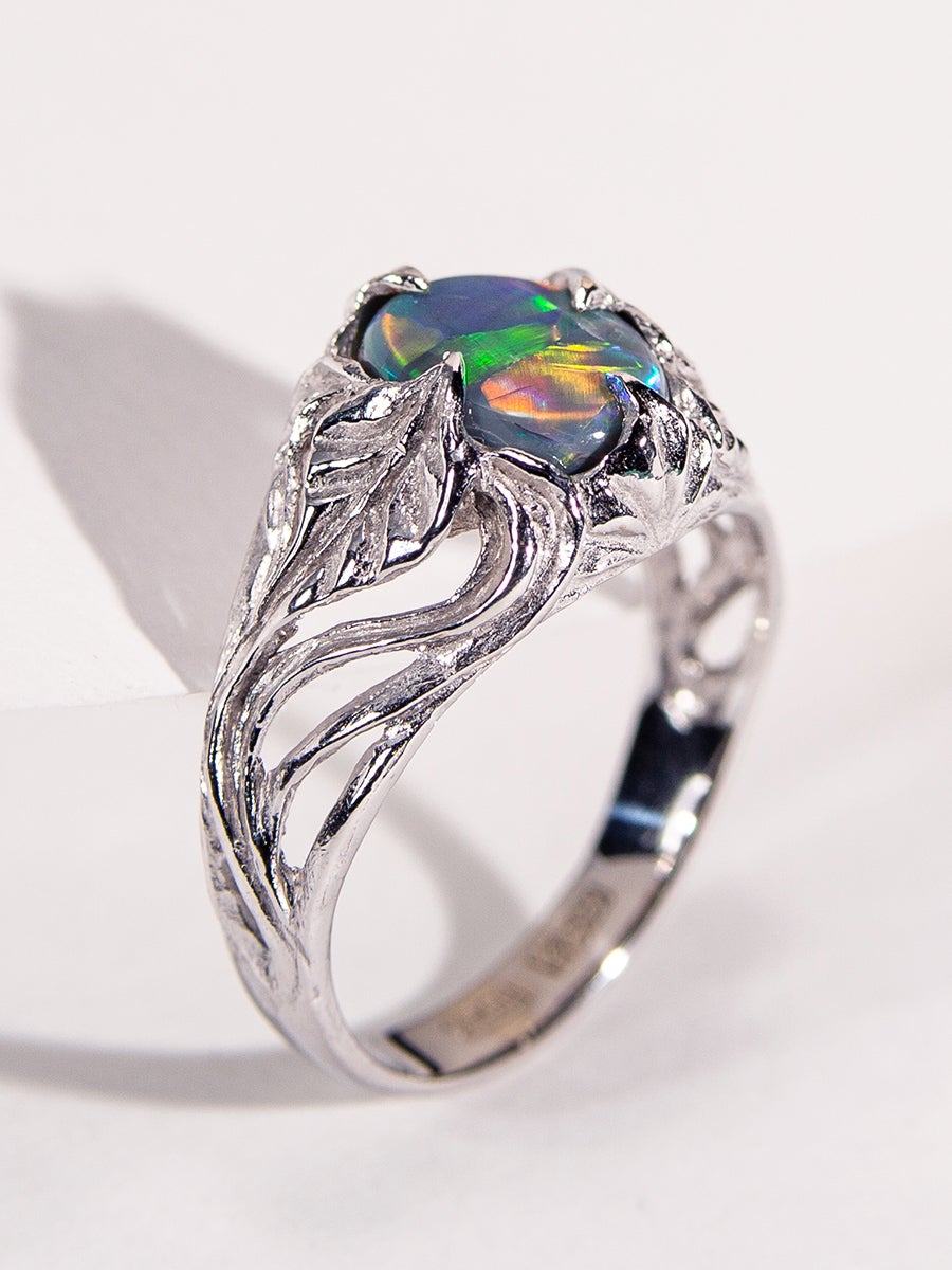 Dark Opal White Gold Engagement Ring Australian Opal  In New Condition For Sale In Berlin, DE