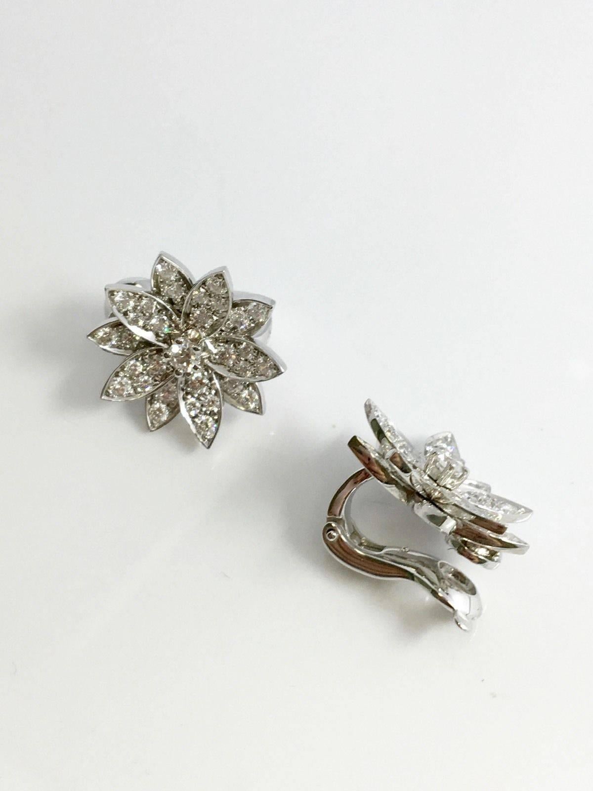Diamonds:
62 stones, 1.0 carat
Please note that each Van Cleef & Arpels creation is handmade. As a result, carat weights and stone quantities may differ slightly from one creation to the next.

Clasp:
Clip system for earrings Regulator back