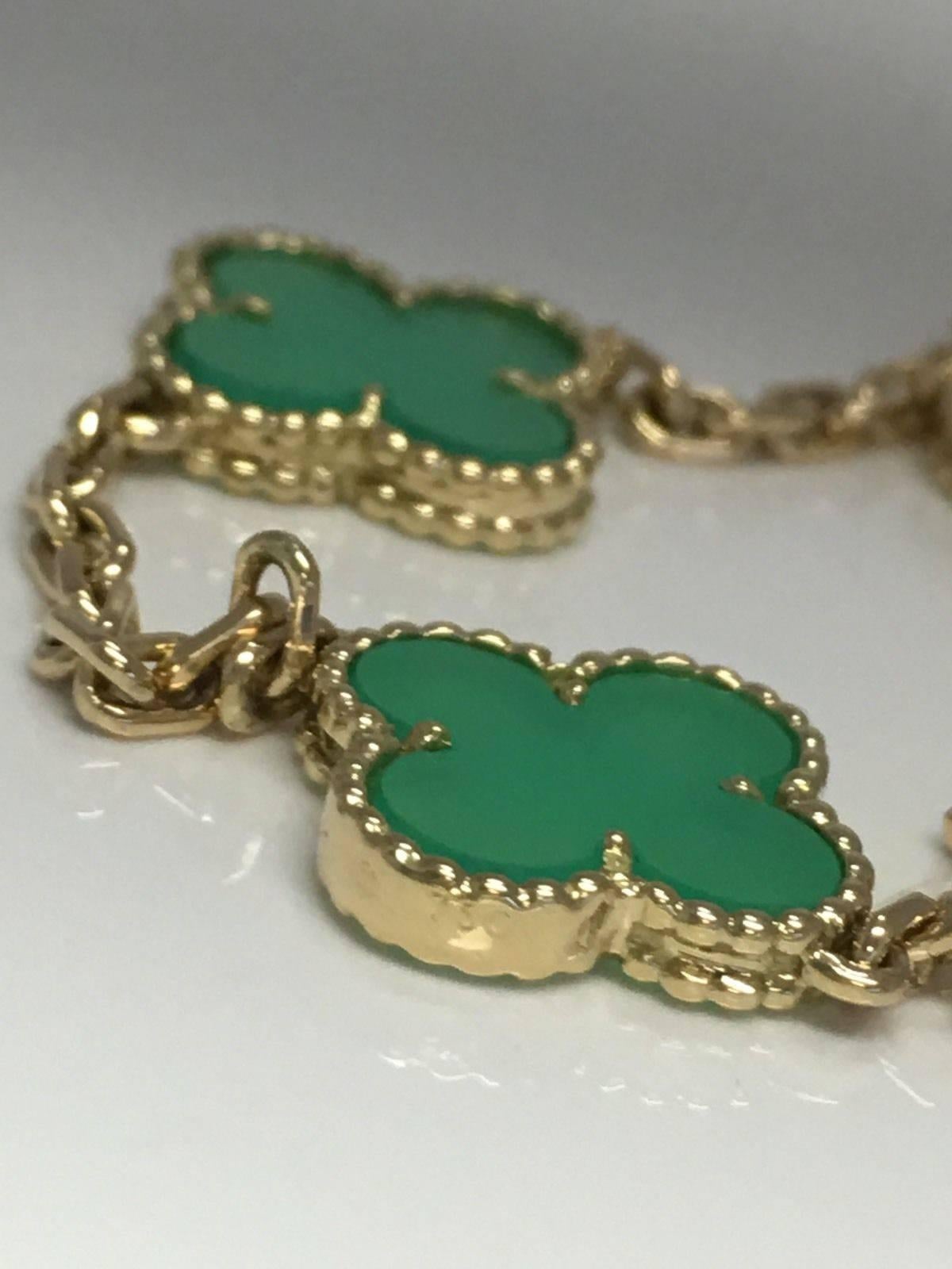 Van Cleef & Arpels Chrysoprase Vintage Alhambra 10 Motif Necklace In Excellent Condition In Miami, FL