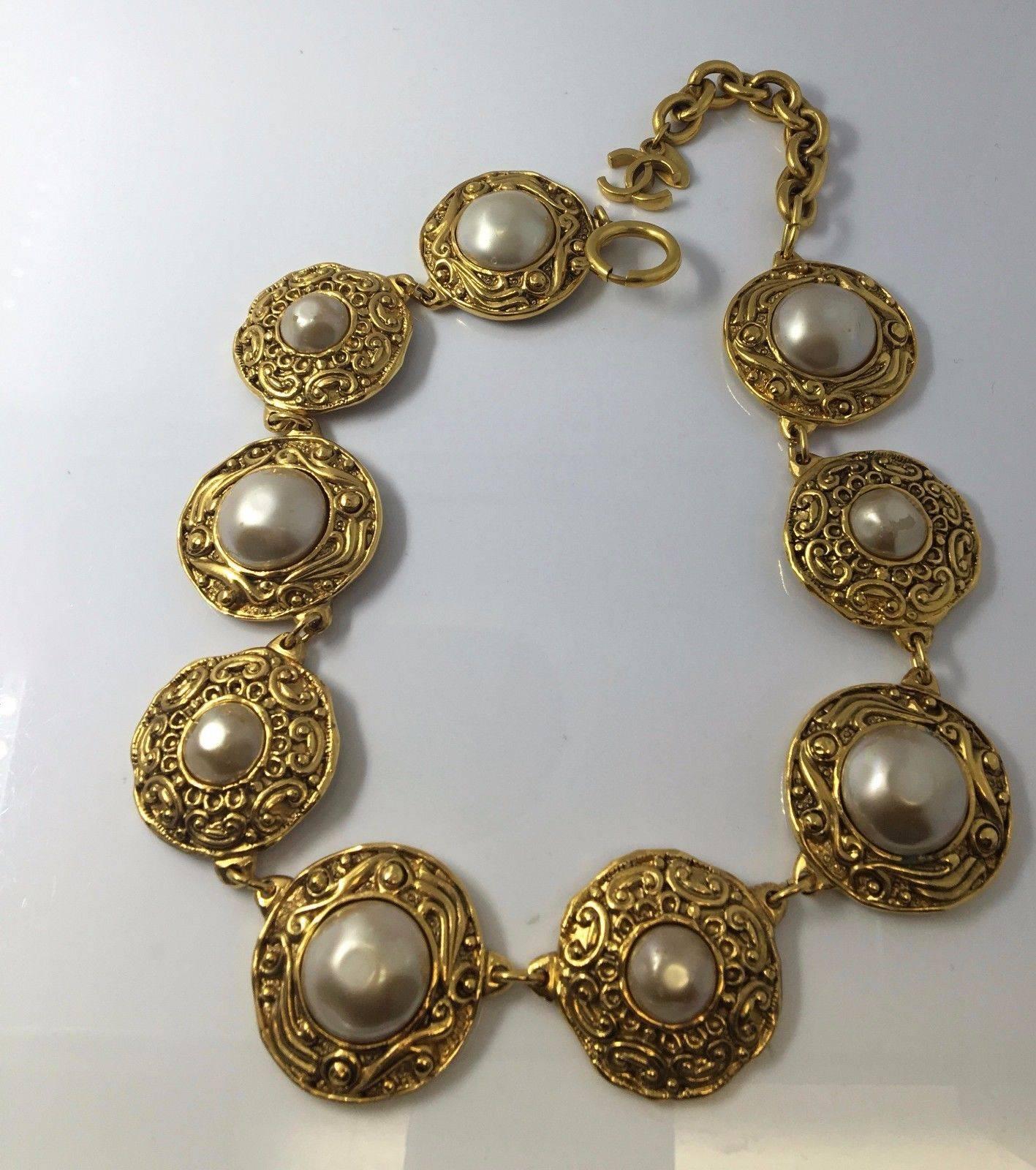 Stunning chain-like necklace with big round gold plates and faux pearls in varying sizes
Signed by Chanel
Made in France
Double C logo hanging in back from clasp
