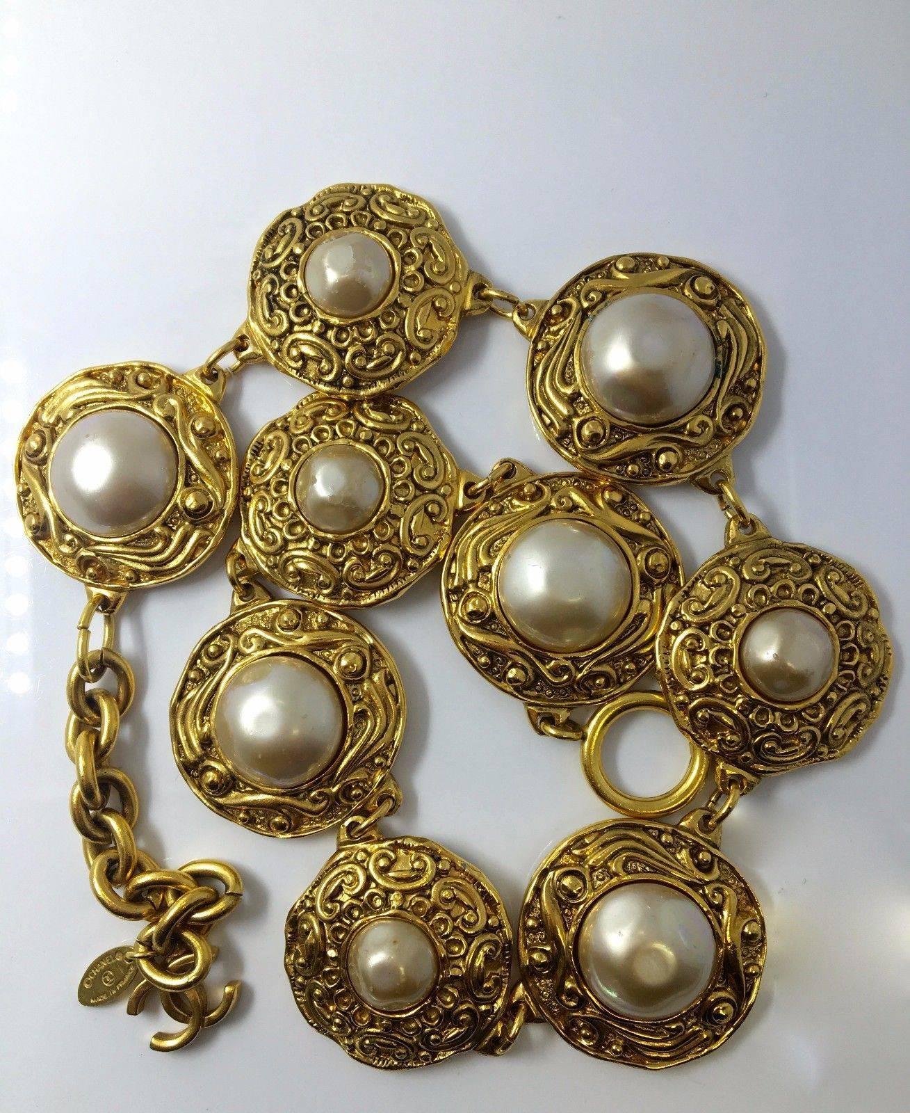 Women's Chanel Vintage Gold and Faux Pearl Chain Necklace For Sale