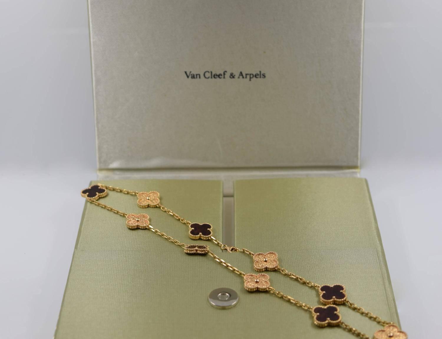 Van Cleef & Arpels Bois d'Amourette Gold 10 Motif Alhambra Necklace For Sale 2