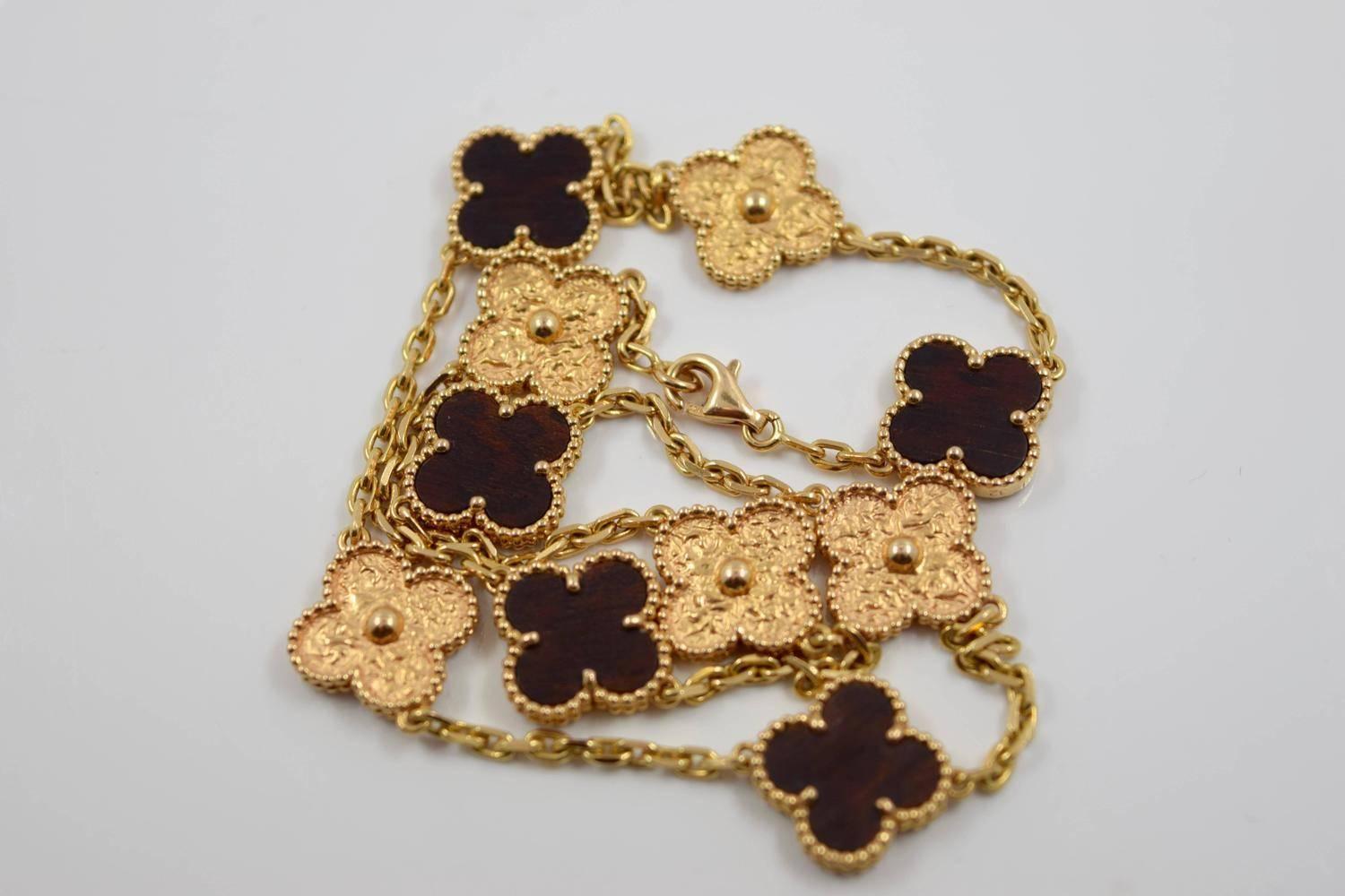 Van Cleef & Arpels Bois d'Amourette Gold 10 Motif Alhambra Necklace For Sale 1