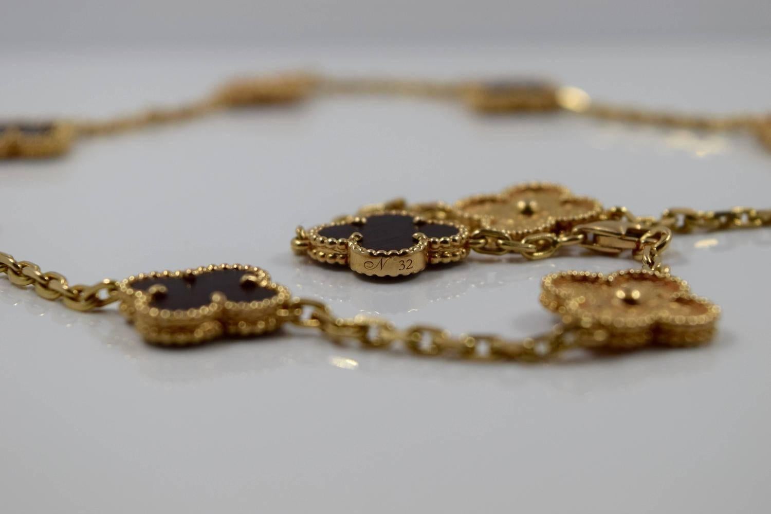 Van Cleef & Arpels Bois d'Amourette Gold 10 Motif Alhambra Necklace For Sale 3