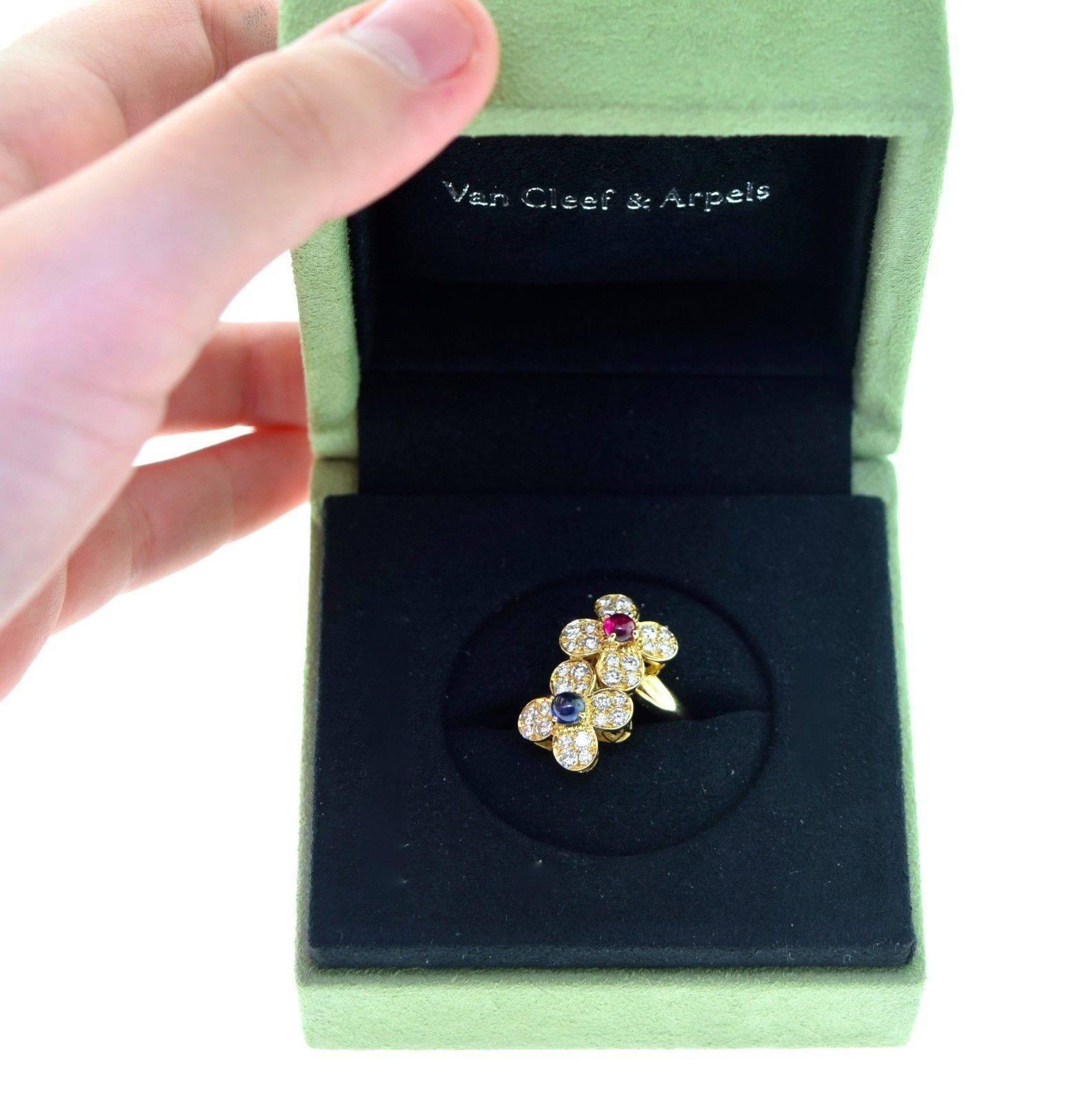 Van Cleef & Arpels Trefle Diamond Flower Ring with Ruby and Sapphire For Sale 2