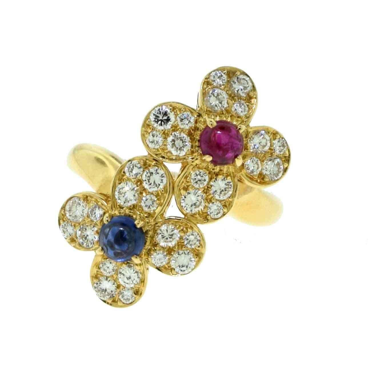 Van Cleef & Arpels Trefle Diamond Flower Ring with Ruby and Sapphire In Excellent Condition For Sale In Miami, FL