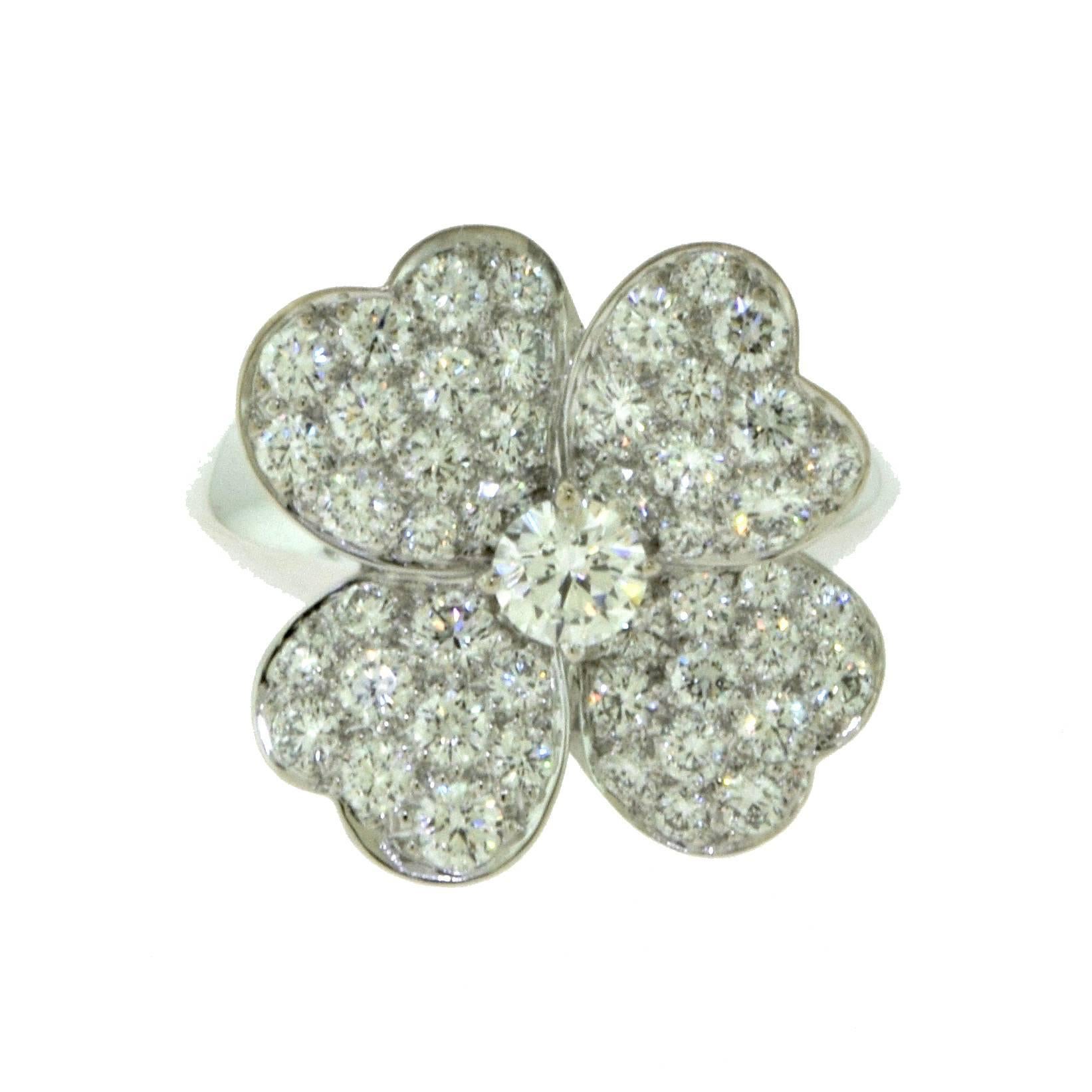 Van Cleef & Arpels Cosmos Diamond Center White Gold Diamond Ring, Medium Model In Excellent Condition For Sale In Miami, FL