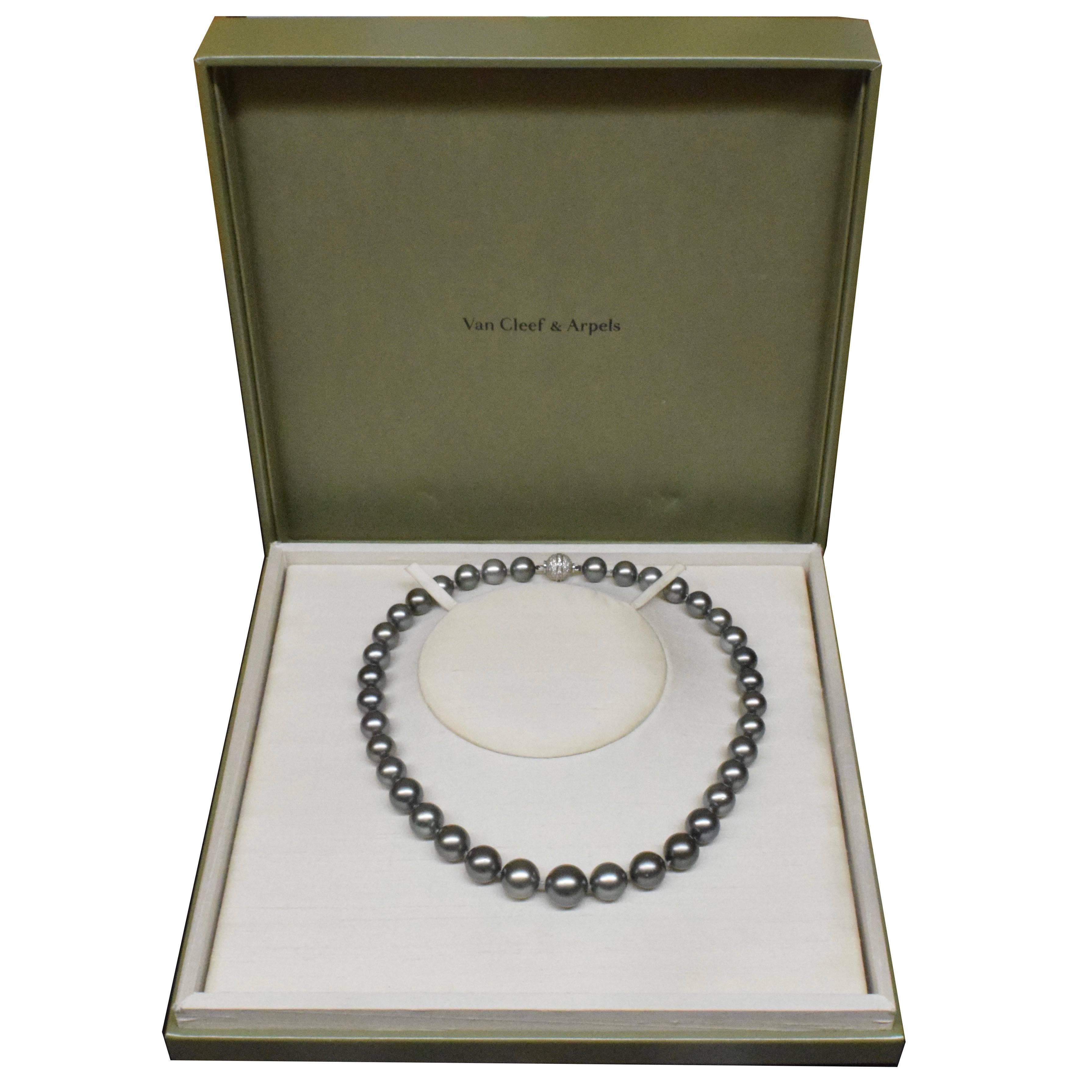 Van Cleef & Arpels Tahitian Pearl and Diamond Necklace in 18 Karat White Gold For Sale 1