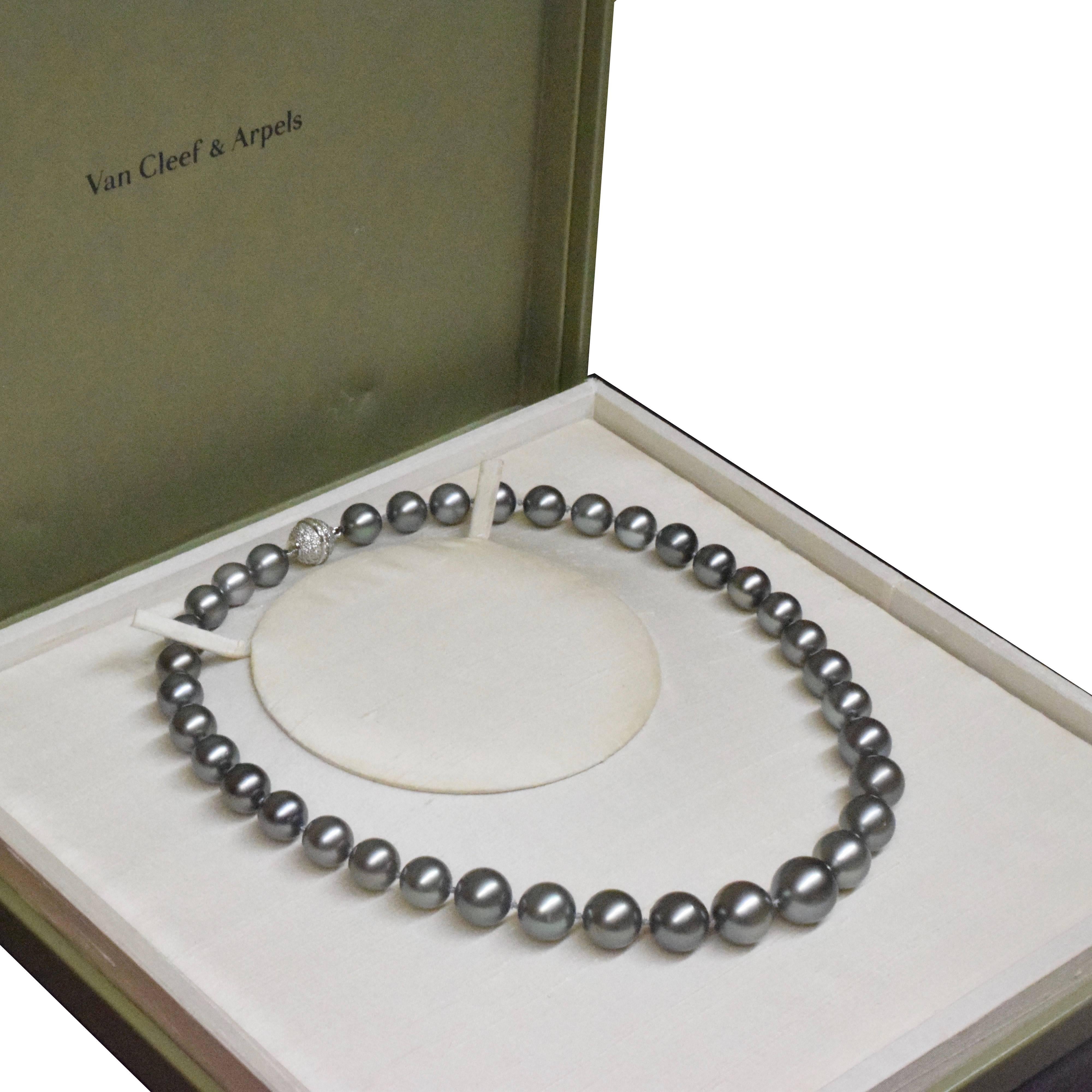 Van Cleef & Arpels Tahitian Pearl and Diamond Necklace in 18 Karat White Gold For Sale 2