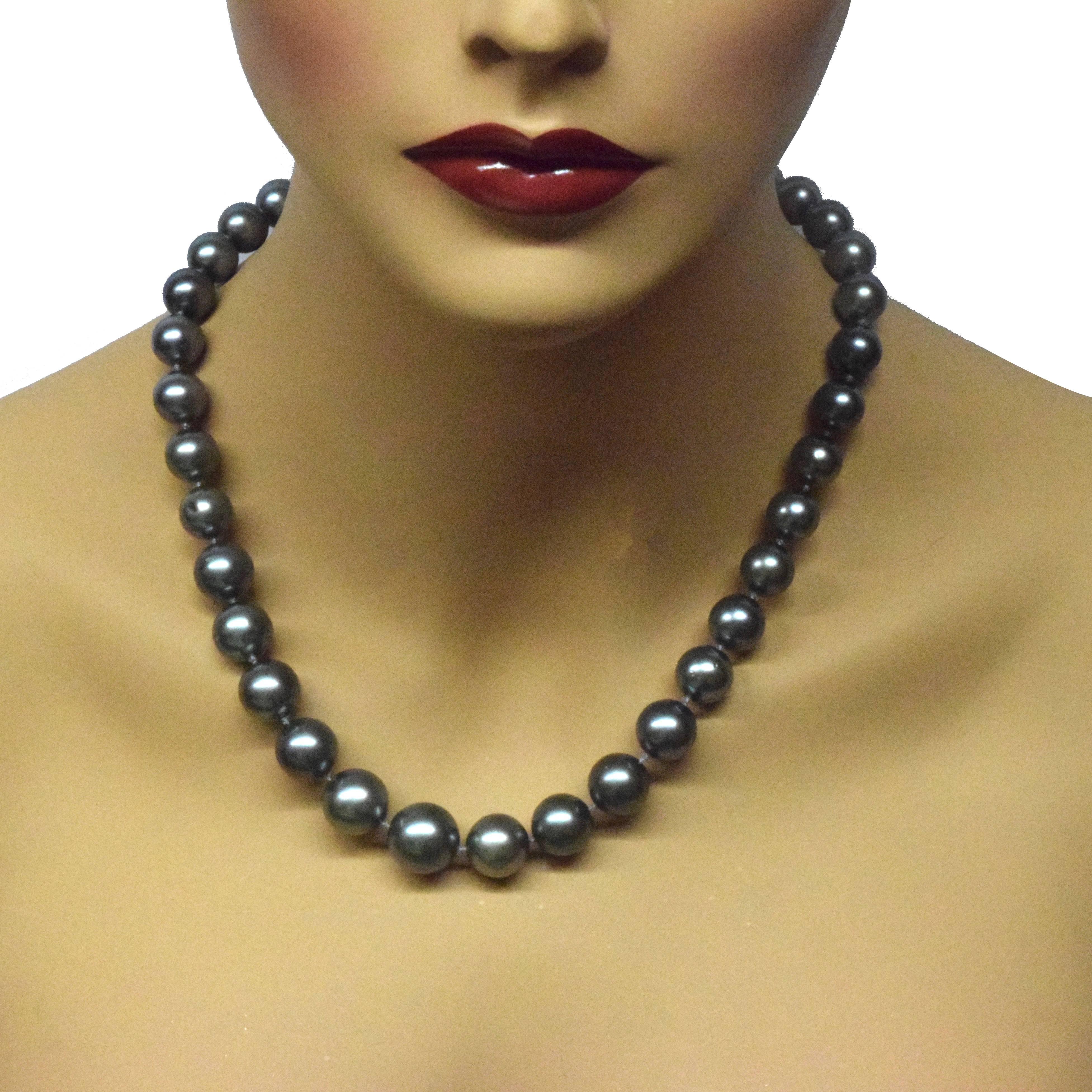 Designer: Van Cleef & Arpels
Metal: 18 Karat White Gold
Stones: 37 Tahitian Pearls, Round Brilliant Diamonds
Tahitian Pearl Diameter: 14.22 mm (largest), 9.96 mm (smallest)
Diamond Color / Clarity: DEF / IF - VS 
Necklace Length: 20 