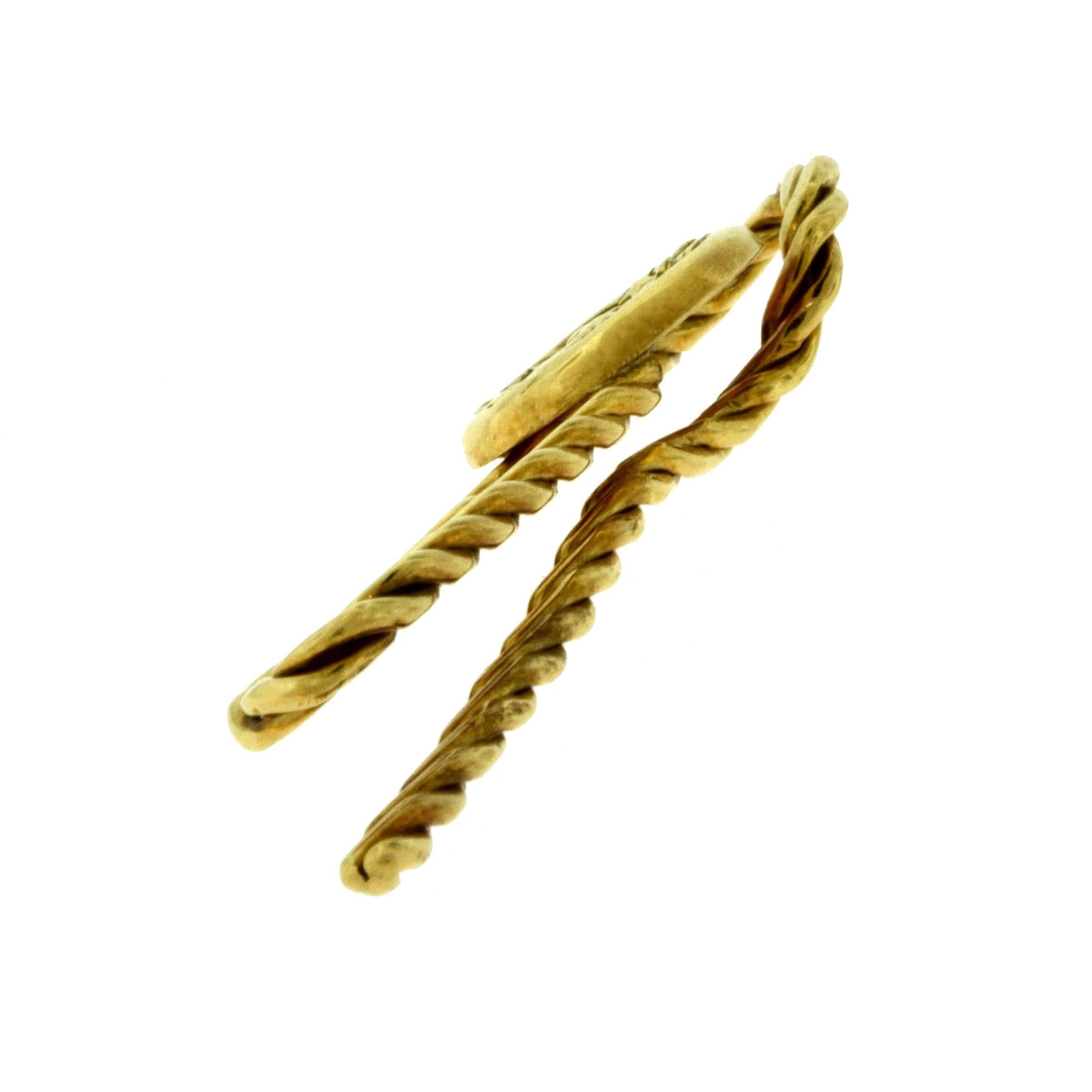 Metal: 18 Karat Yellow Gold
Weight: 10.6 grams
Length: 2.10 inches
Width: 14.25 mm
Hallmark: VCA 18K 750 Serial Number