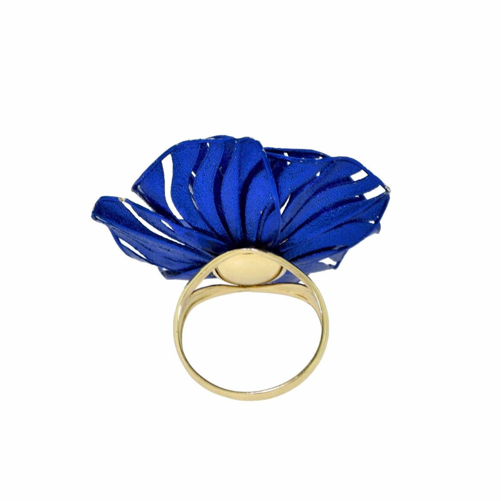 Large Blue Rhodium Yellow Gold Camellia Style Flower Ring In Good Condition For Sale In Miami, FL