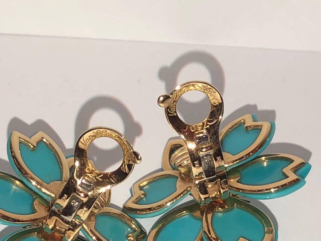 Van Cleef & Arpels Diamond and Turquoise Rose De Noel Gold Clip-On Earrings In Excellent Condition For Sale In Miami, FL