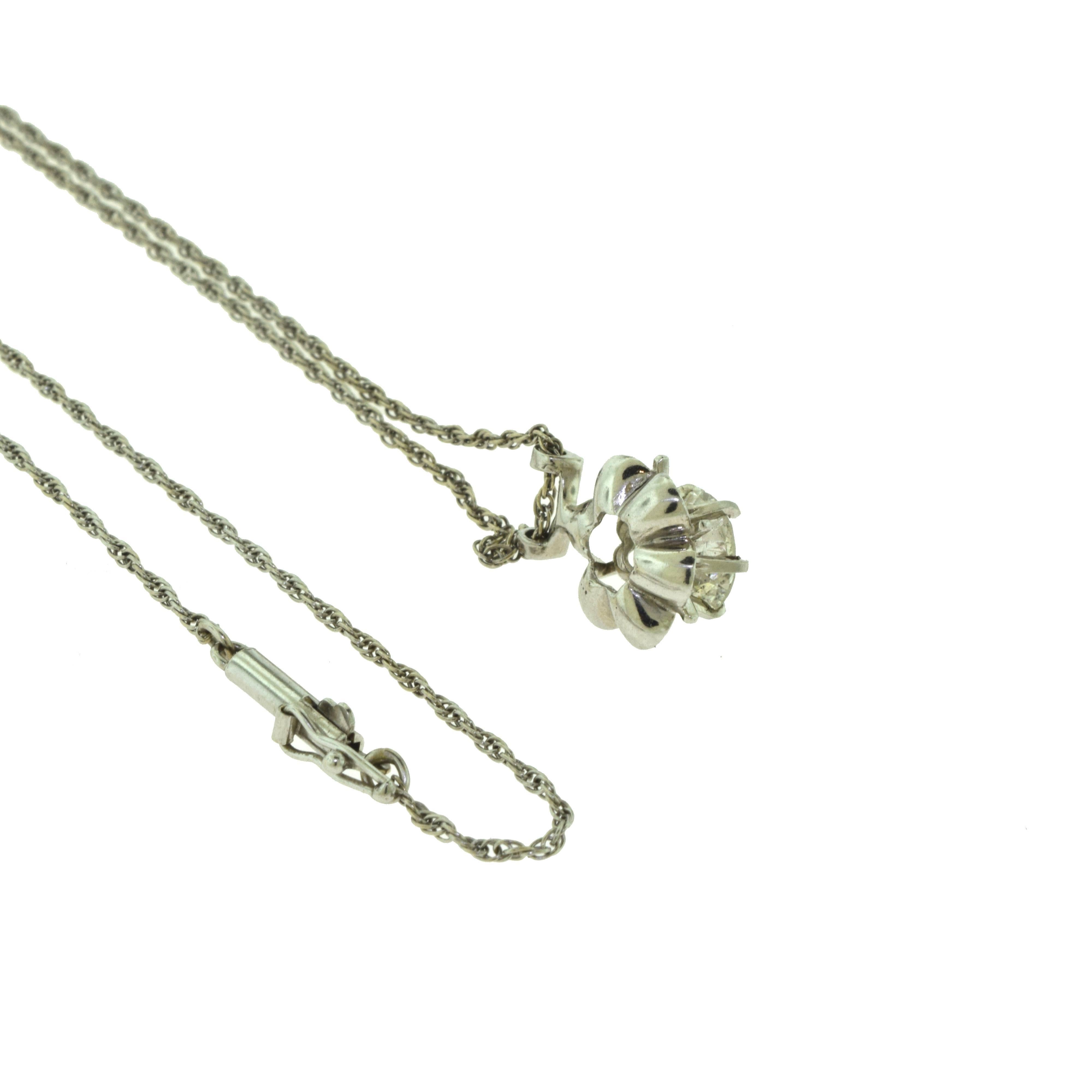 Vintage Solitaire Diamond White Gold Flower Pendant Necklace In Good Condition For Sale In Miami, FL