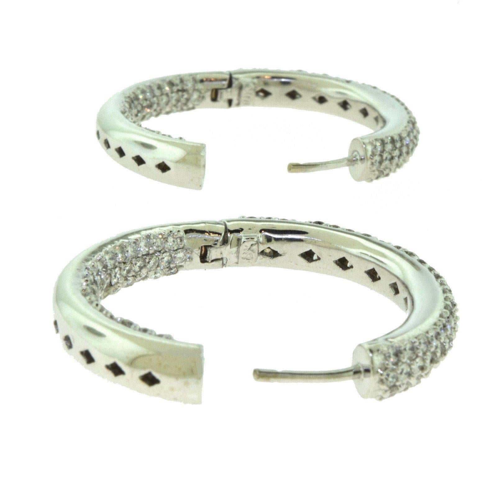Large Huggie White Gold 'Inside Out' Diamond Hinged Hoop Earrings, 10 TCW In Good Condition For Sale In Miami, FL
