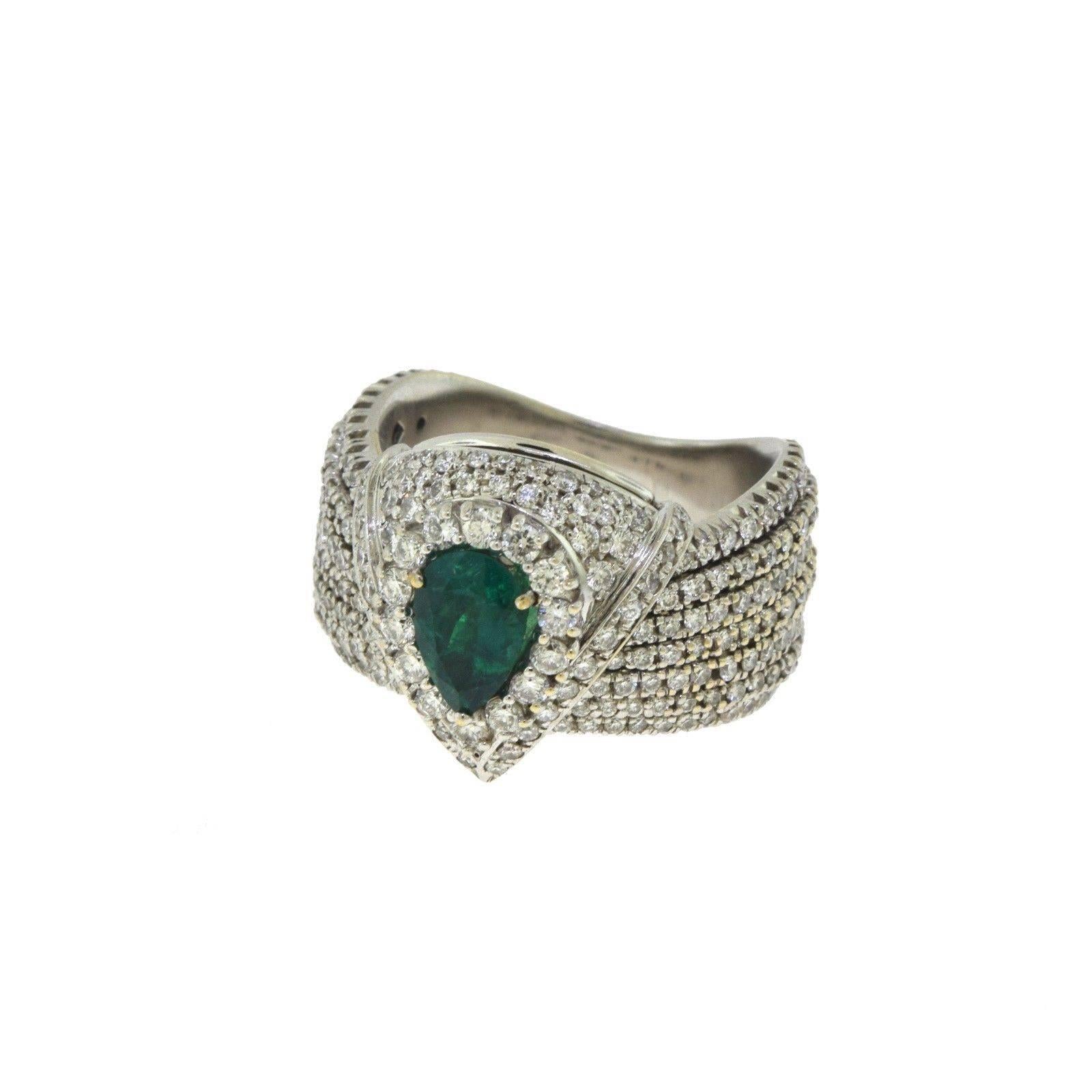 Wide Diamond and Emerald 18 Karat White Gold Ring In Excellent Condition For Sale In Miami, FL