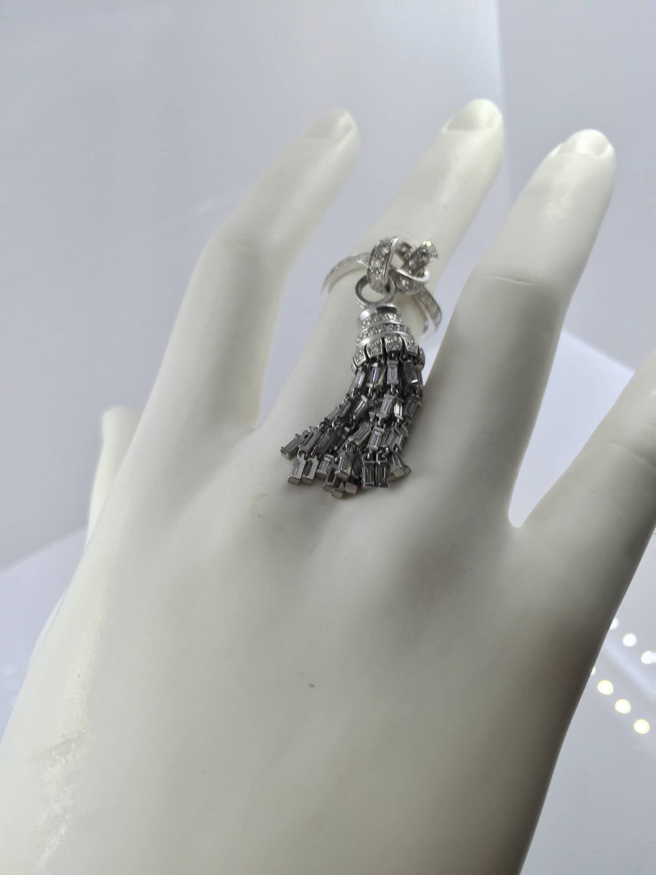 Women's Van Cleef & Arpels Diamond Gold Tassel Ring