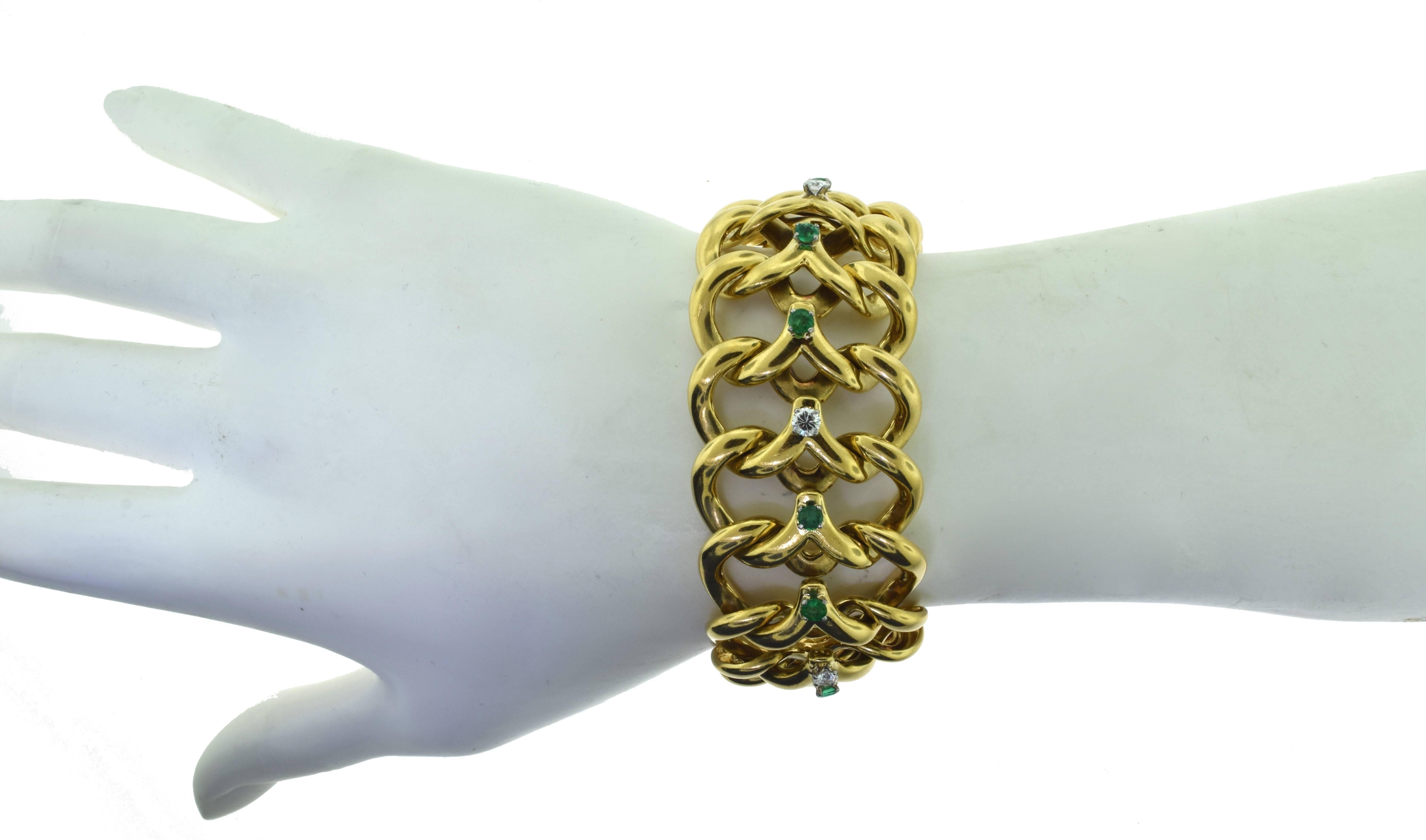Van Cleef & Arpels Diamond and Emerald Yellow Gold Longchain Bracelet For Sale 2
