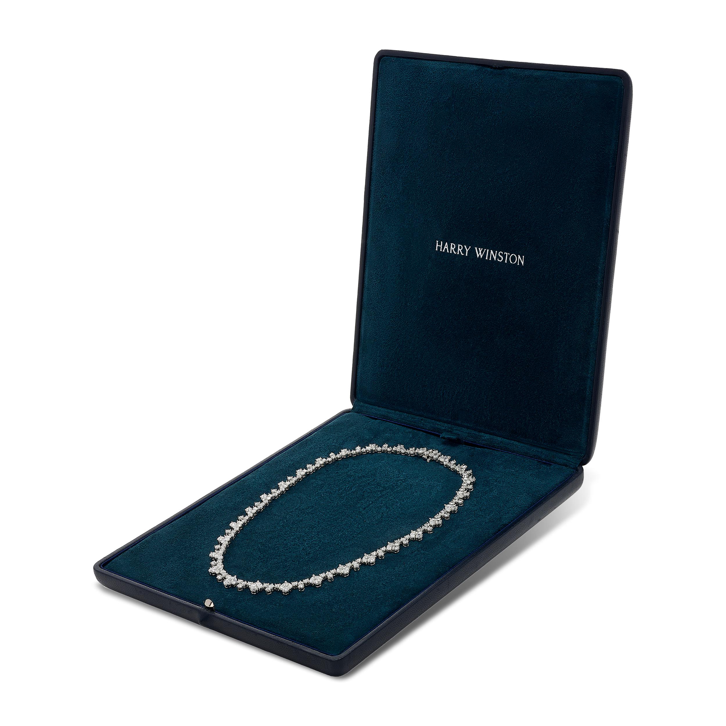 Este collar de diamantes Harry Winston muestra el icónico motivo 