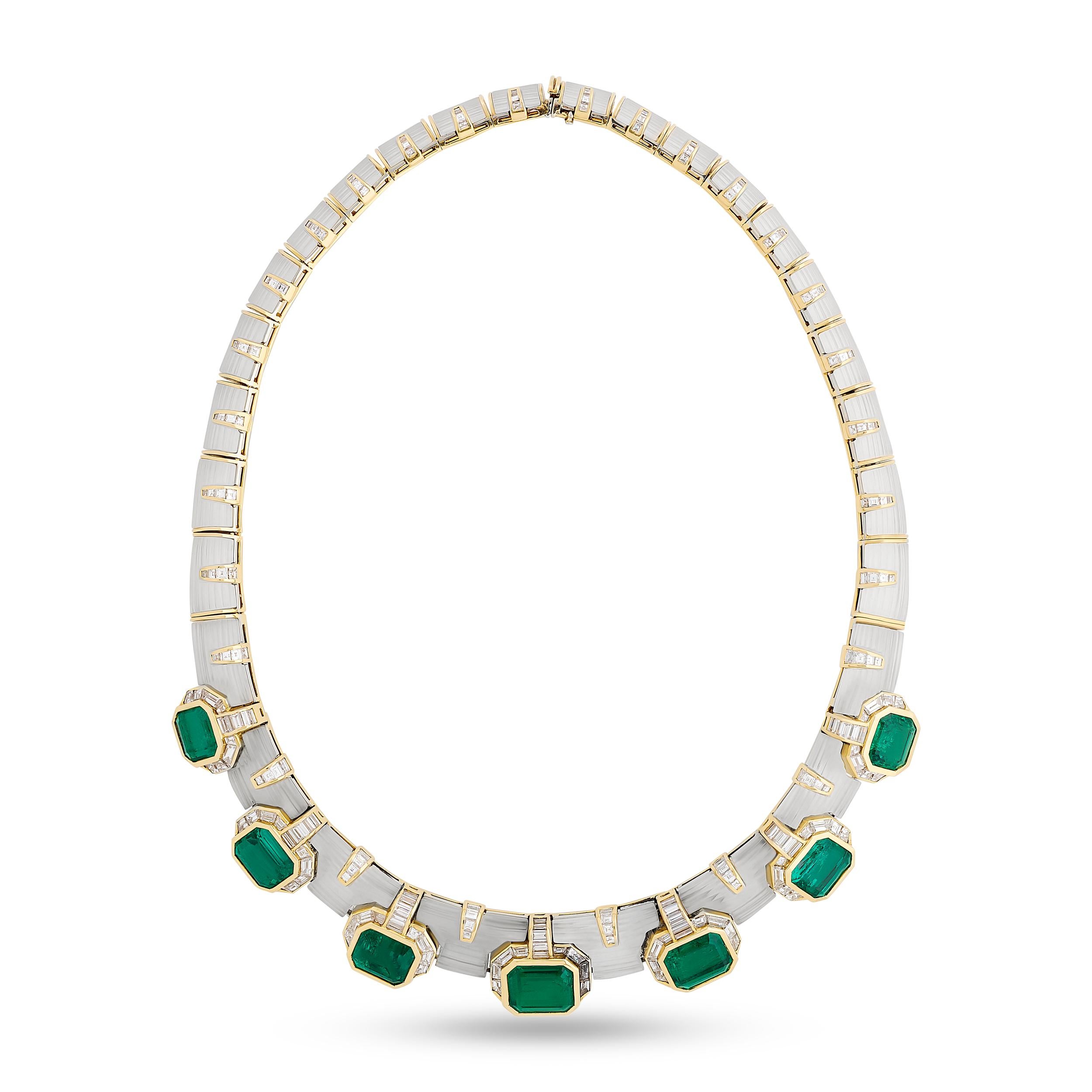 Taglio smeraldo Bvlgari, collana e orecchini in oro giallo 18 carati con smeraldo, diamante e cristallo di rocca in vendita