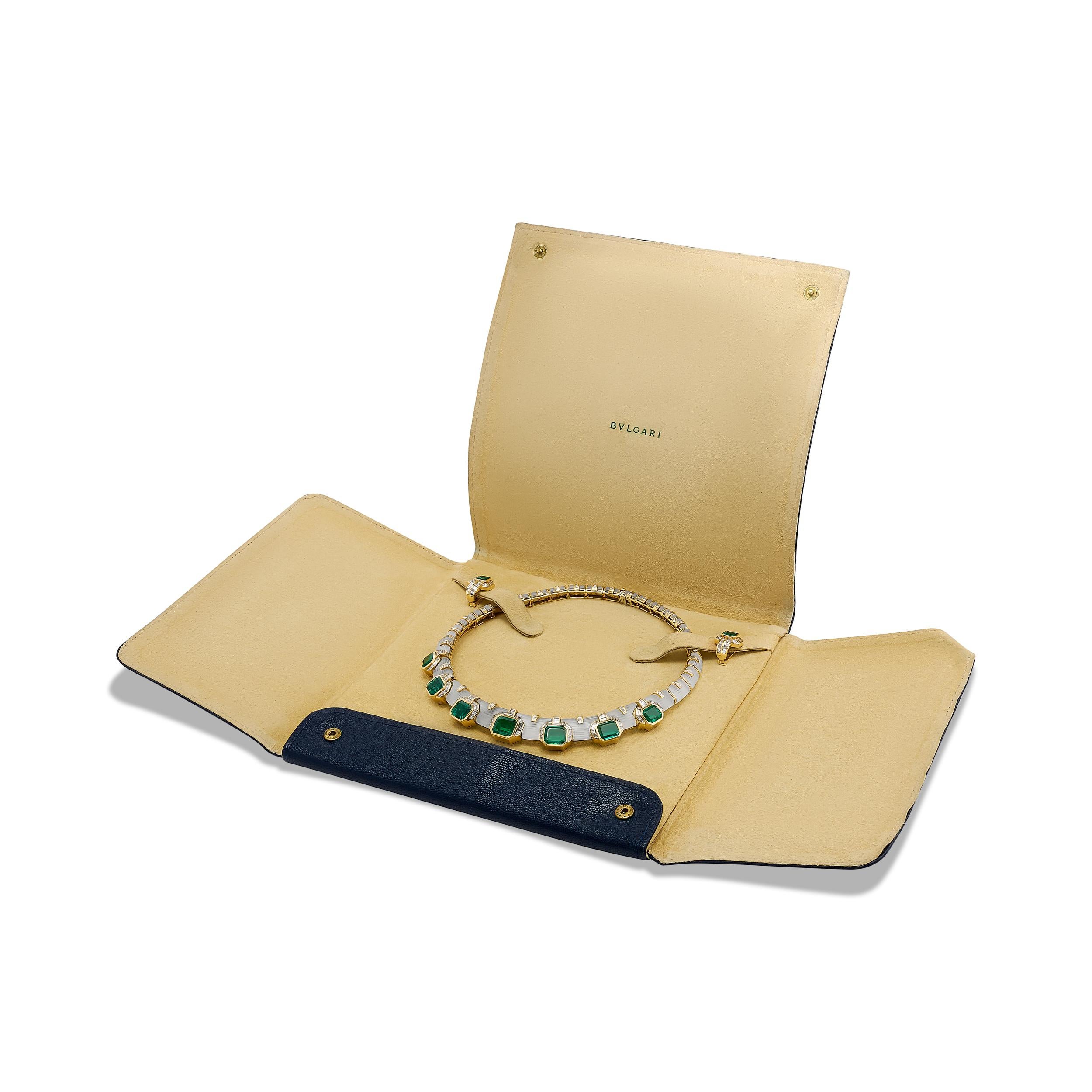 Questa elegante parure Bvlgari è composta da una collana e da orecchini abbinati, entrambi realizzati in oro giallo 18 carati e impreziositi da smeraldi vivaci, diamanti scintillanti e accenti di cristallo di rocca smerigliato.

Collana:
La collana
