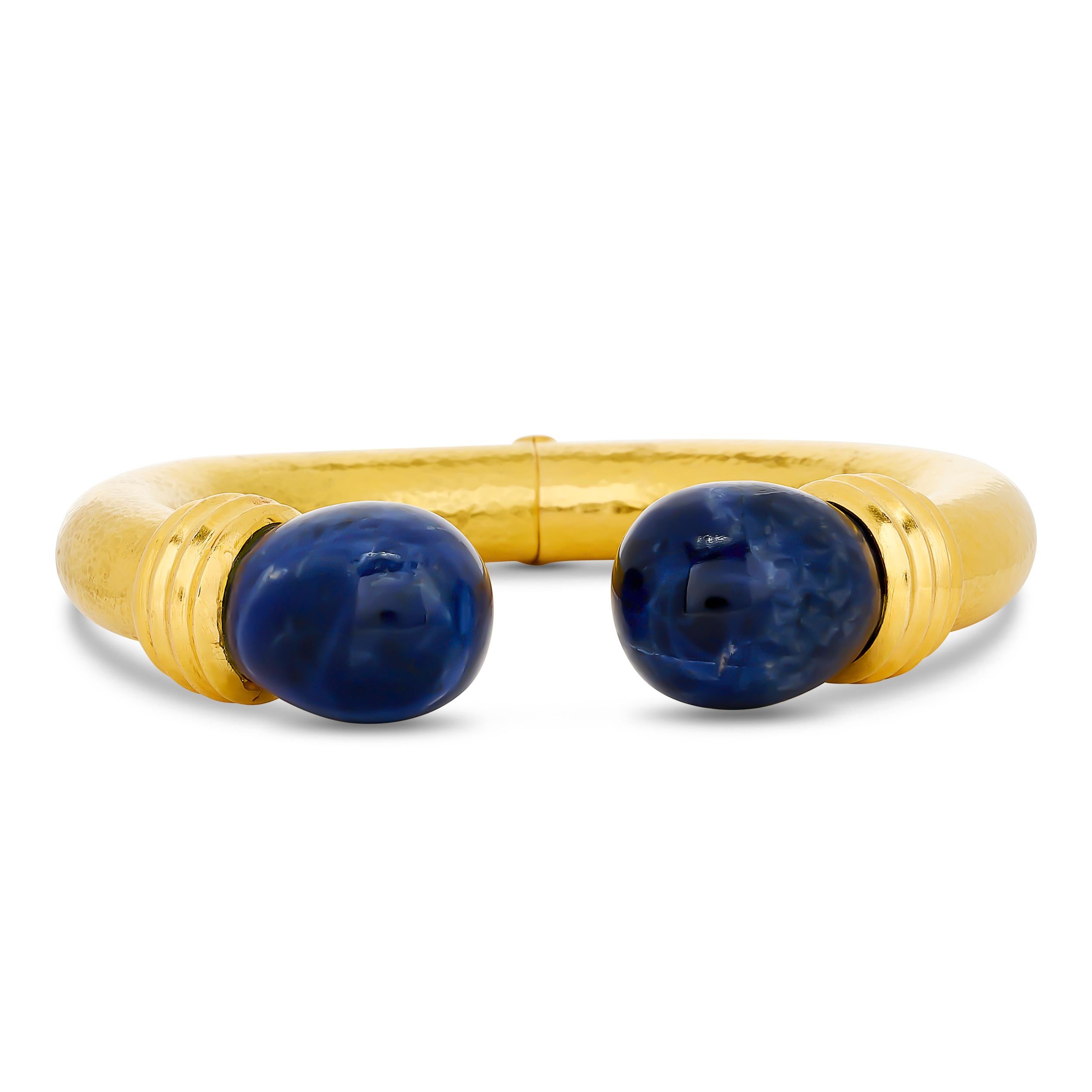 Pulsera de brazalete con puño abierto de bola de sodalita en oro amarillo de 18 quilates Lalaounis en Excelente estado para la venta en Philadelphia, PA