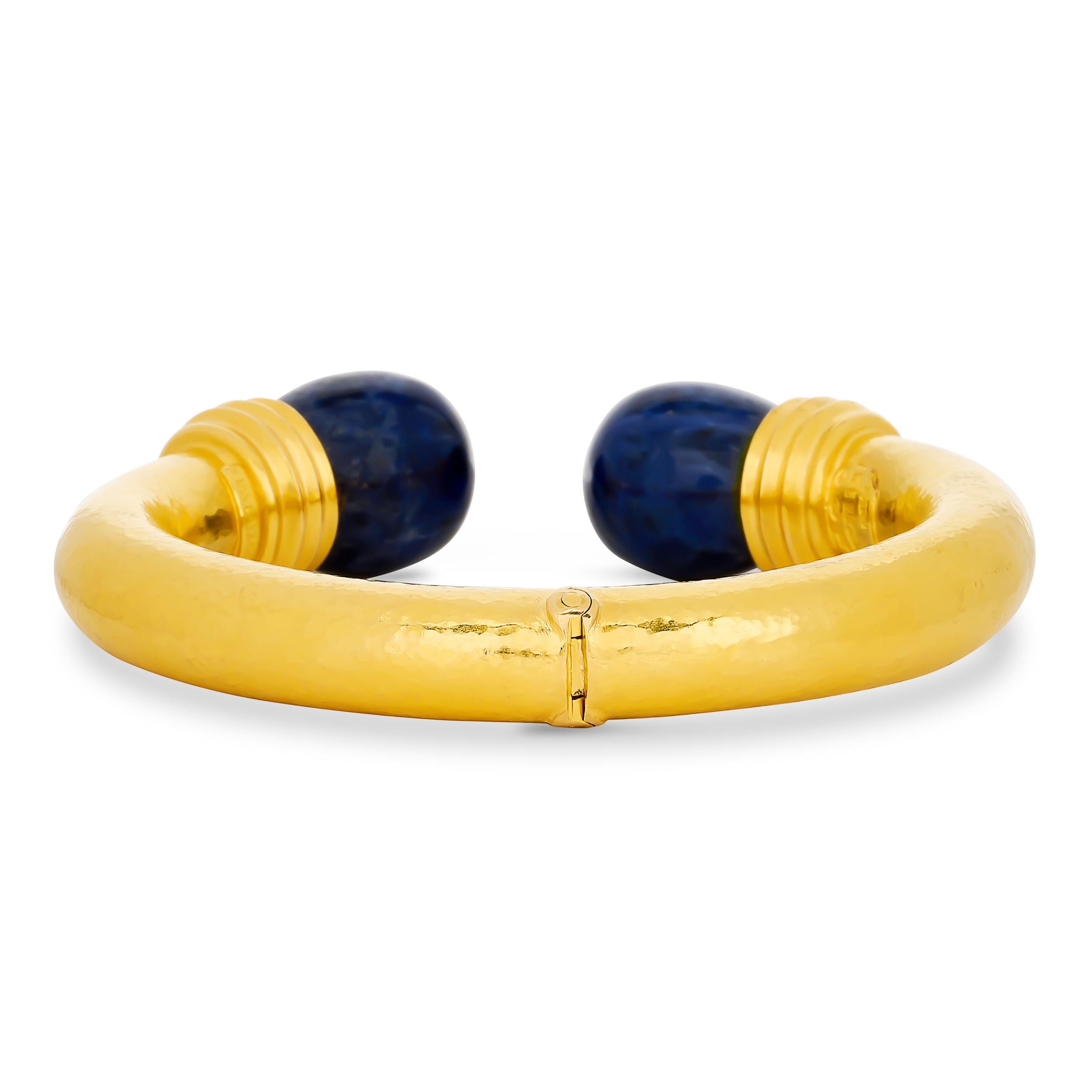 Pulsera de brazalete con puño abierto de bola de sodalita en oro amarillo de 18 quilates Lalaounis Corte de bola en venta