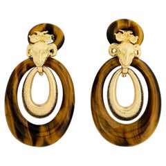 Pendientes colgantes de David Webb con forma de «cabeza de carnero» y ojo de tigre, en oro amarillo de 18 quilates