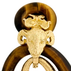 Pendientes colgantes de David Webb con forma de «cabeza de carnero» y ojo de tigre, en oro amarillo de 18 quilates