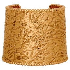 Van Cleef & Arpels Armreif aus 18 Karat Gelbgold mit Perlee-Hammerschlag-Optik