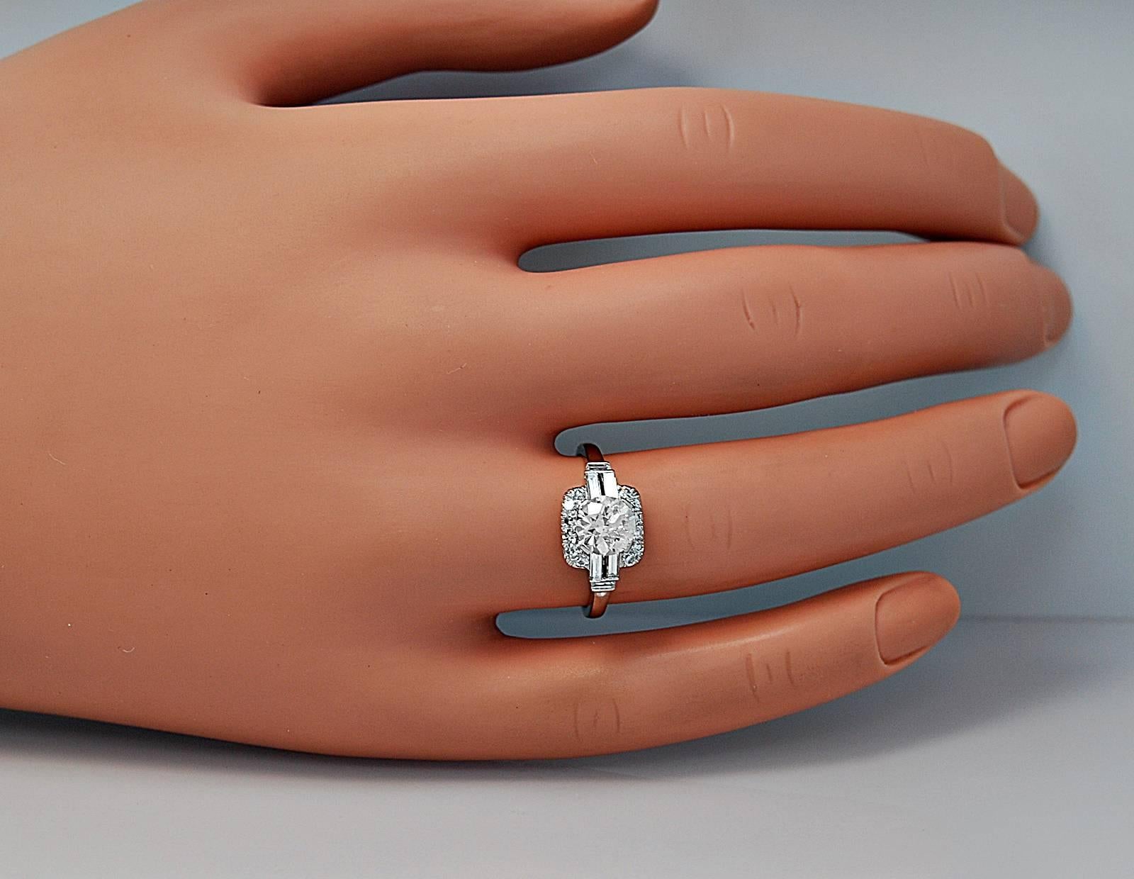 Women's or Men's Art Deco 1.10 Carat Diamond Platinum Engagement Ring 