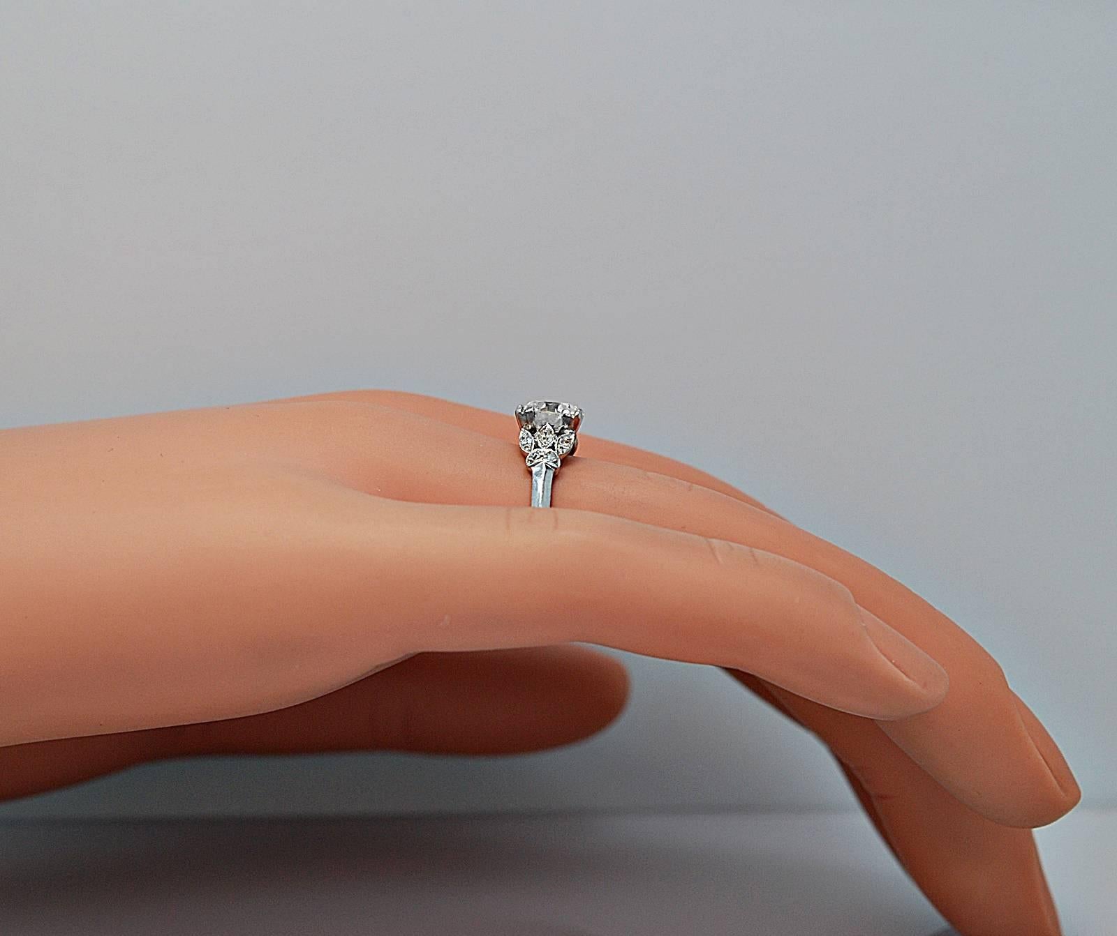 Women's Art Deco 1.05 Carat Diamond Platinum Engagement Ring 