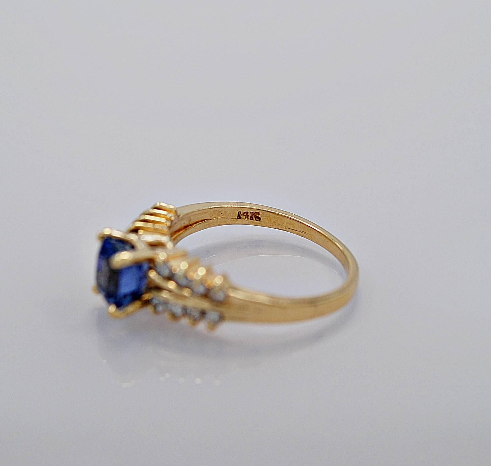 1.50 Carat Sapphire Diamond Gold Engagement Ring  In Excellent Condition For Sale In Tampa, FL