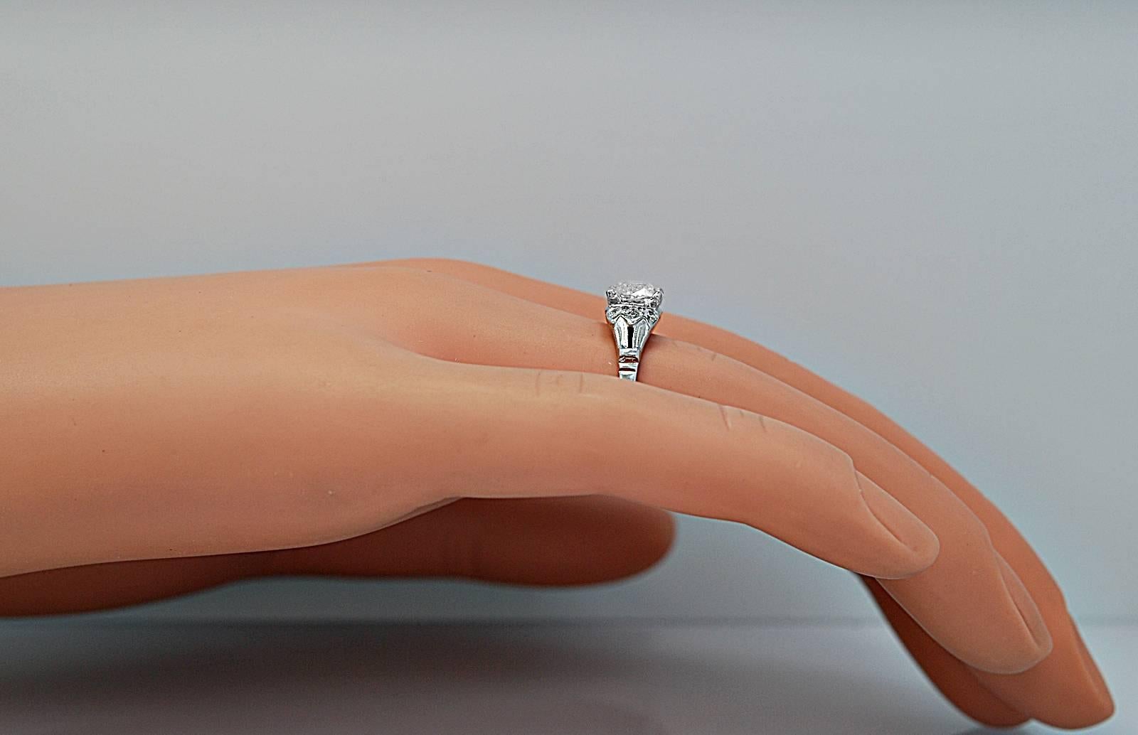 Women's Art Deco 1.00 Carat Diamond Platinum Engagement Ring  For Sale
