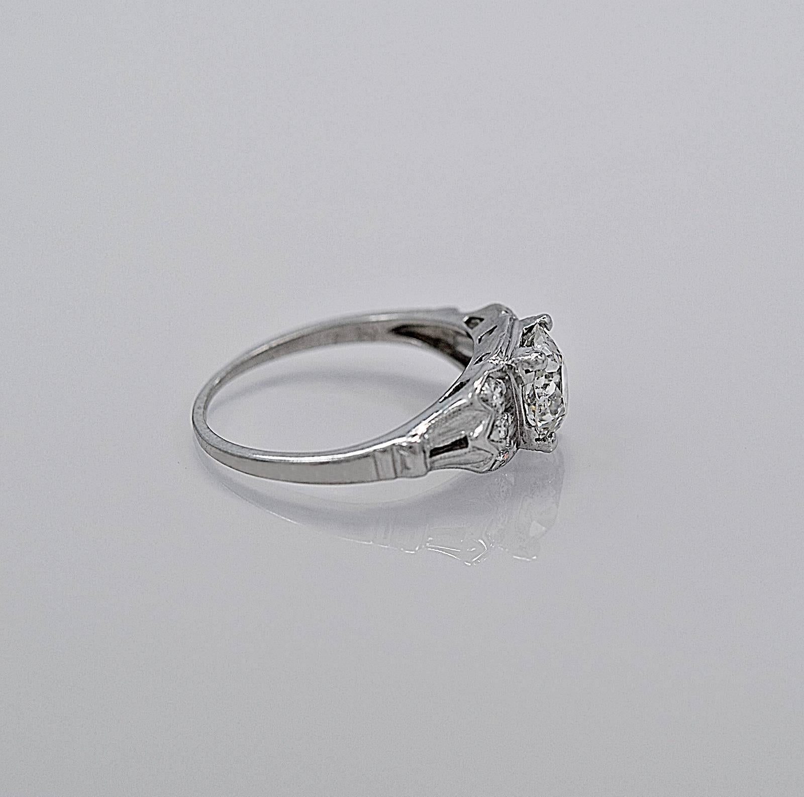 A wonderful antique engagement ring with beautiful diamond set 