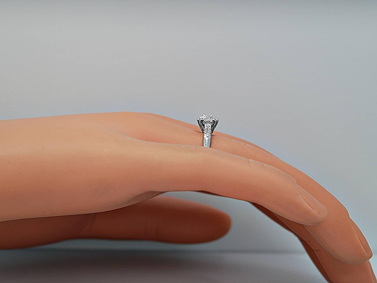 Women's Art Deco 1.00 Carat Diamond Platinum Engagement Ring For Sale