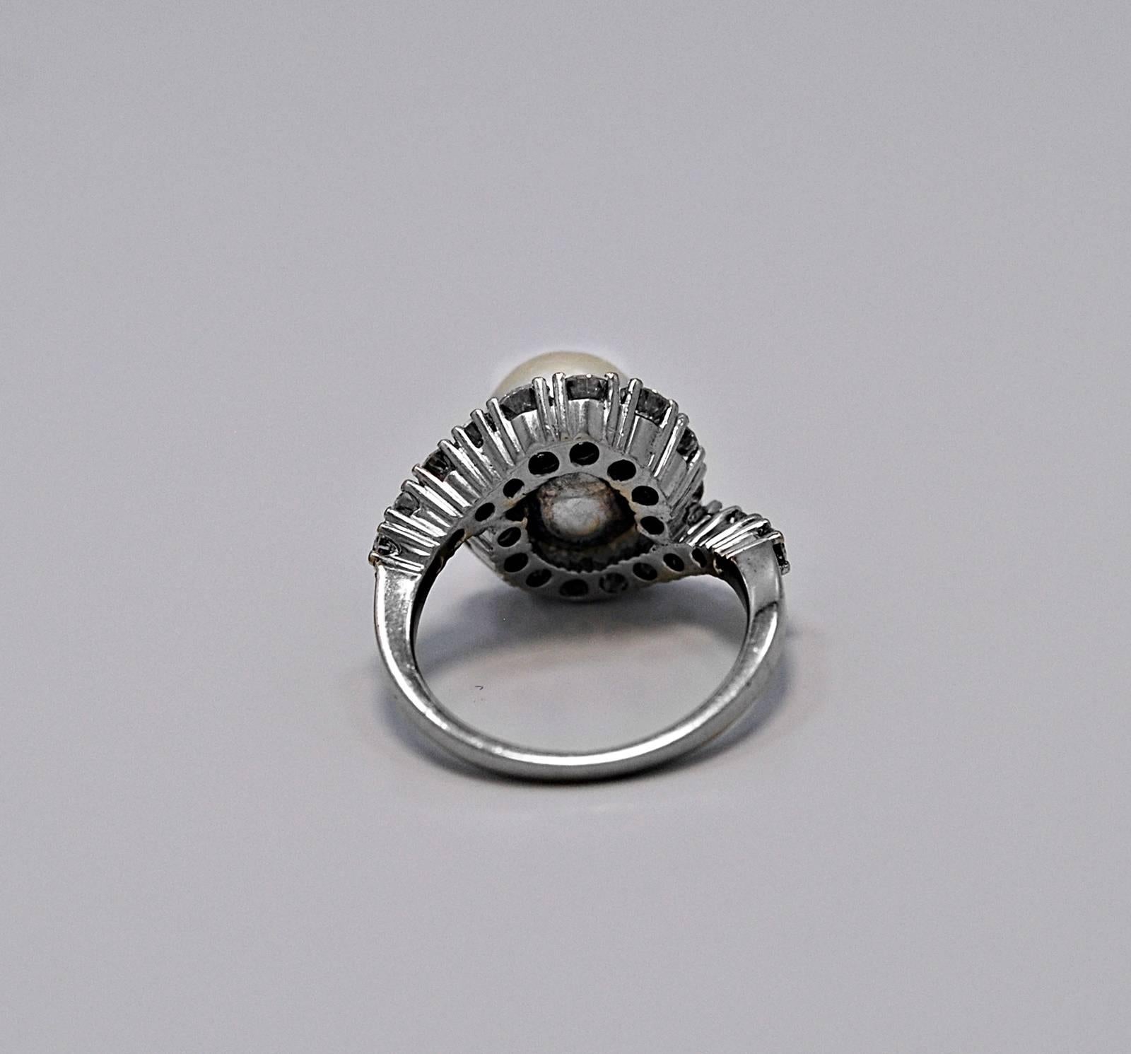 Modern  8.7 mm Cultured Pearl 1.10 carat Diamond Gold Fashion Ring
