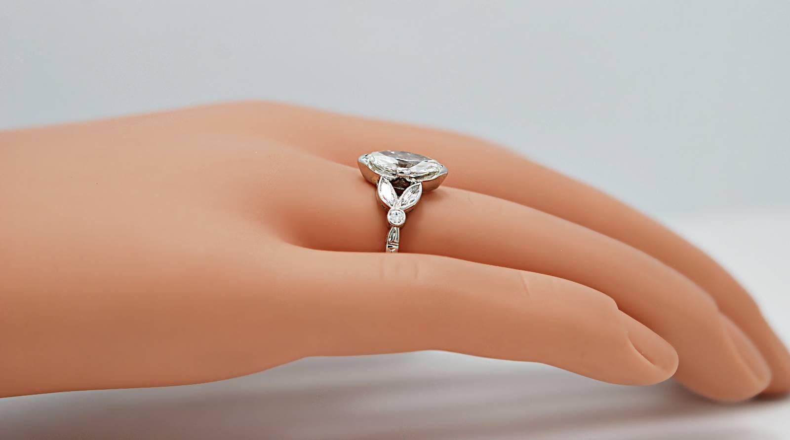 Women's Art Deco 1.33 Carat Diamond Platinum Engagement Ring