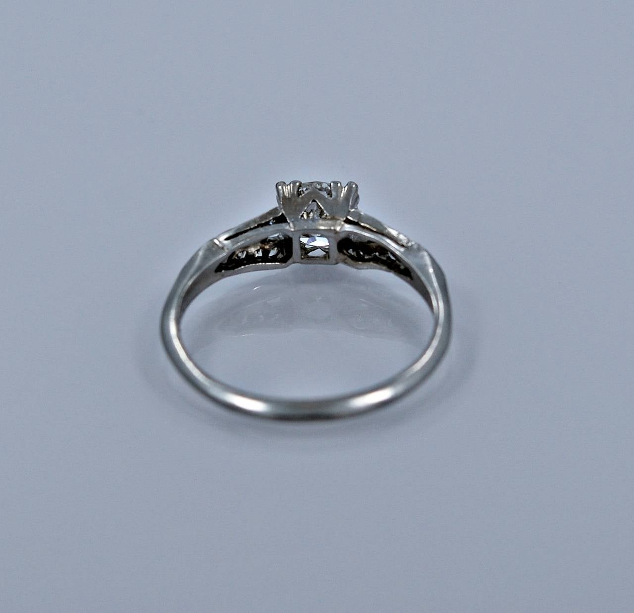 1930s Elegant Diamond Platinum Engagement Ring In Excellent Condition In Tampa, FL
