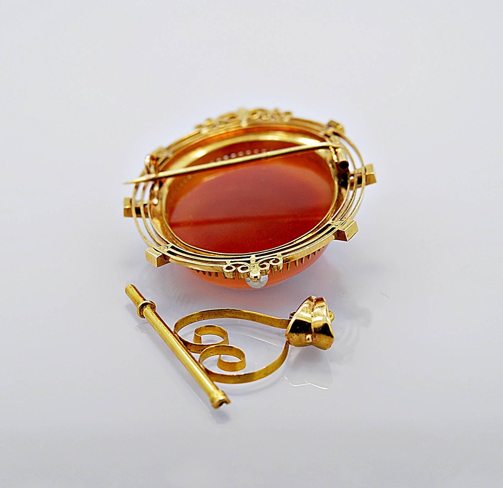 Women's Edwardian Sardonyx Hard Stone Cameo Gold Brooch For Sale