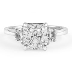 Alexander Beverly Hills GIA 2,70 carats G VS1 Bague à trois pierres en diamant coussin 18 carats
