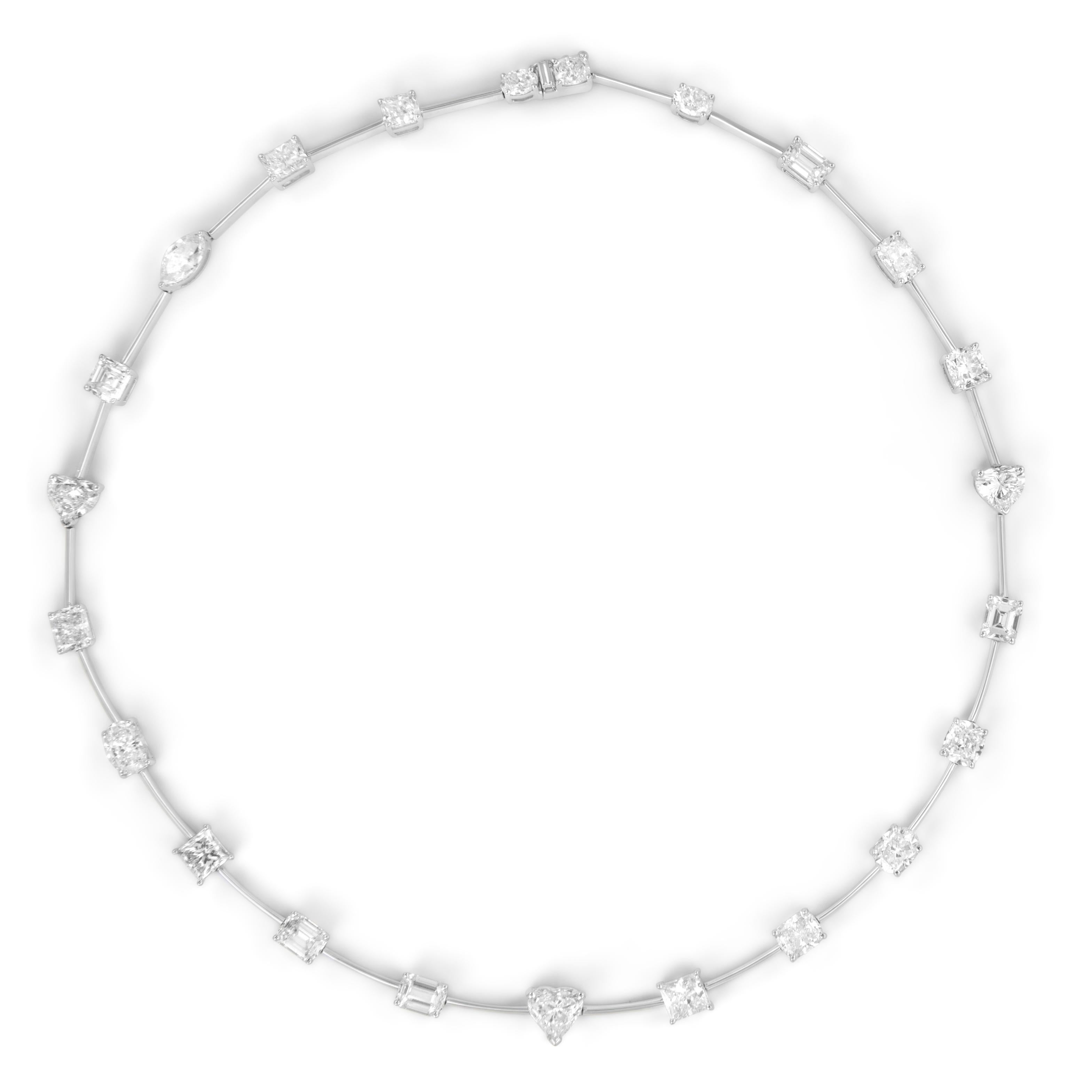 Bellissima e moderna collana di diamanti naturali misti alternati. Ogni pietra è certificata GIA, IGI e EGL. Alta gioielleria di Alexander Beverly Hills.
21,69 carati di peso totale di diamanti.
23 diamanti con taglio a cuscino, radiante, ovale,